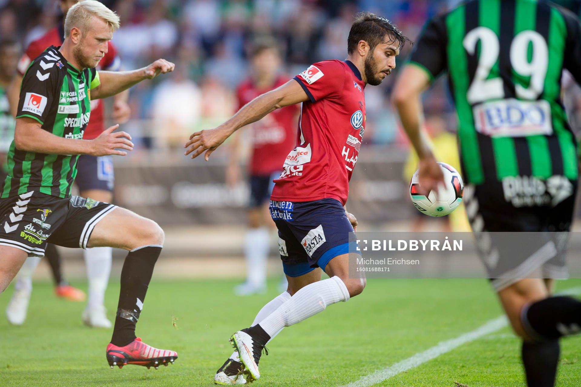 GAIS Carl Nyström i rygg på Örgrytes William Atashkadeh