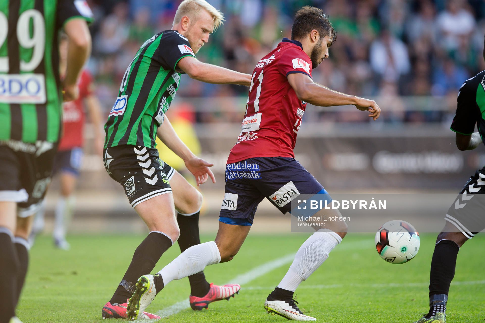 GAIS Carl Nyström i rygg på Örgrytes William Atashkadeh