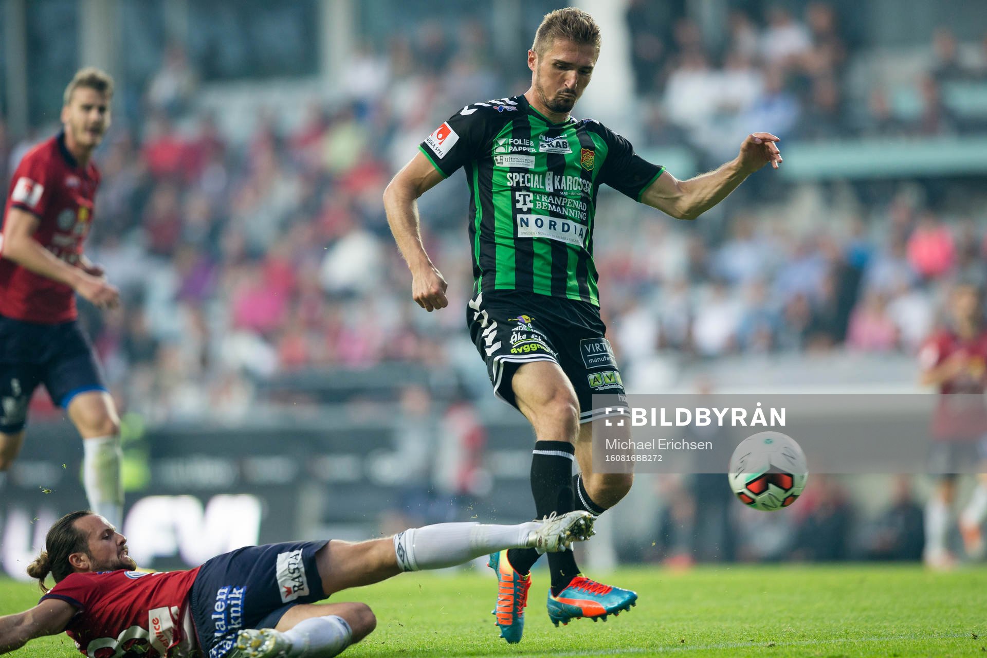 Örgrytes Hampus Bohman glidtacklar GAIS Dardan Rexhepi