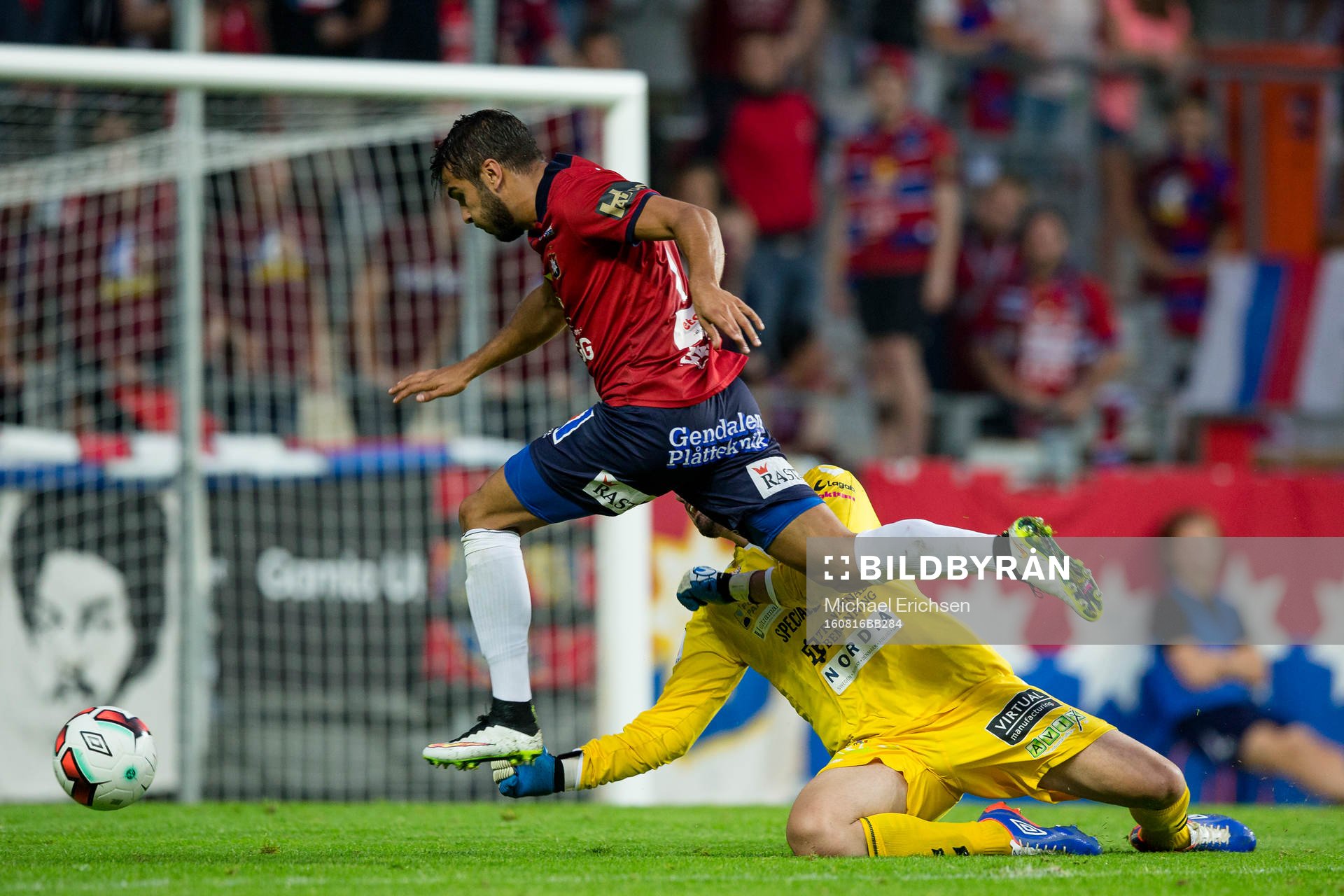 Örgrytes William Atashkadeh försöker runda GAIS målvakt Tommi Vaiho under fotbollsmatchen i Superettan mellan Örgryte och GAIS den 16 augusti 2016 i Göteborg.