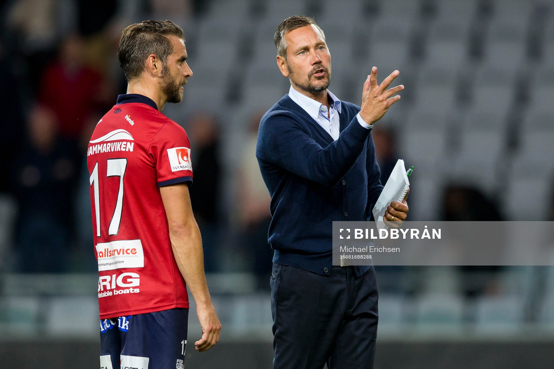 Örgrytes Björn Anklev i samspråk med tränare Marcus