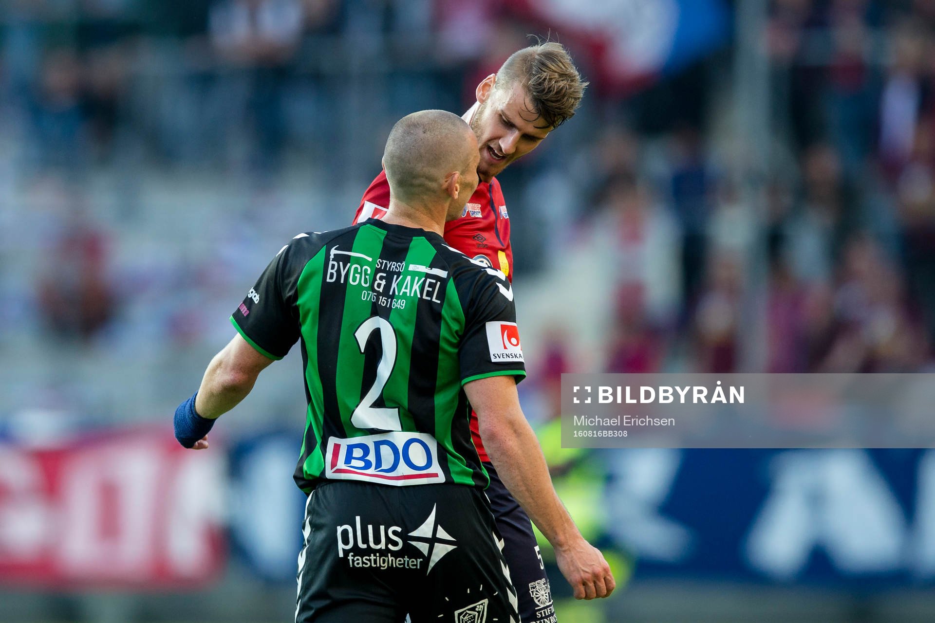 GAIS James Sinclair och Örgrytes Johan Hammar i diskussion