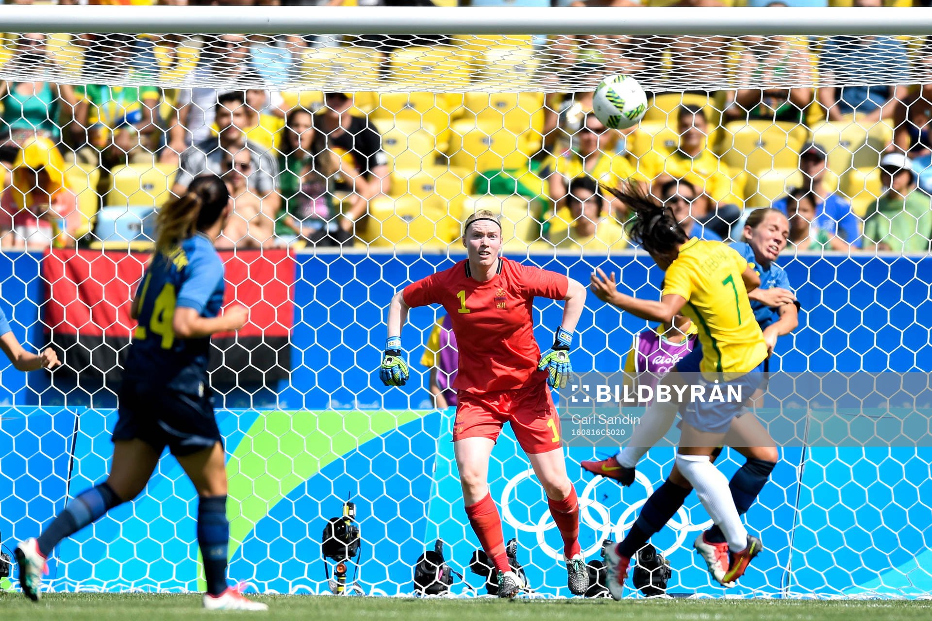 Brasiliens Debora och Sveriges målvakt Hedvig Lindahl