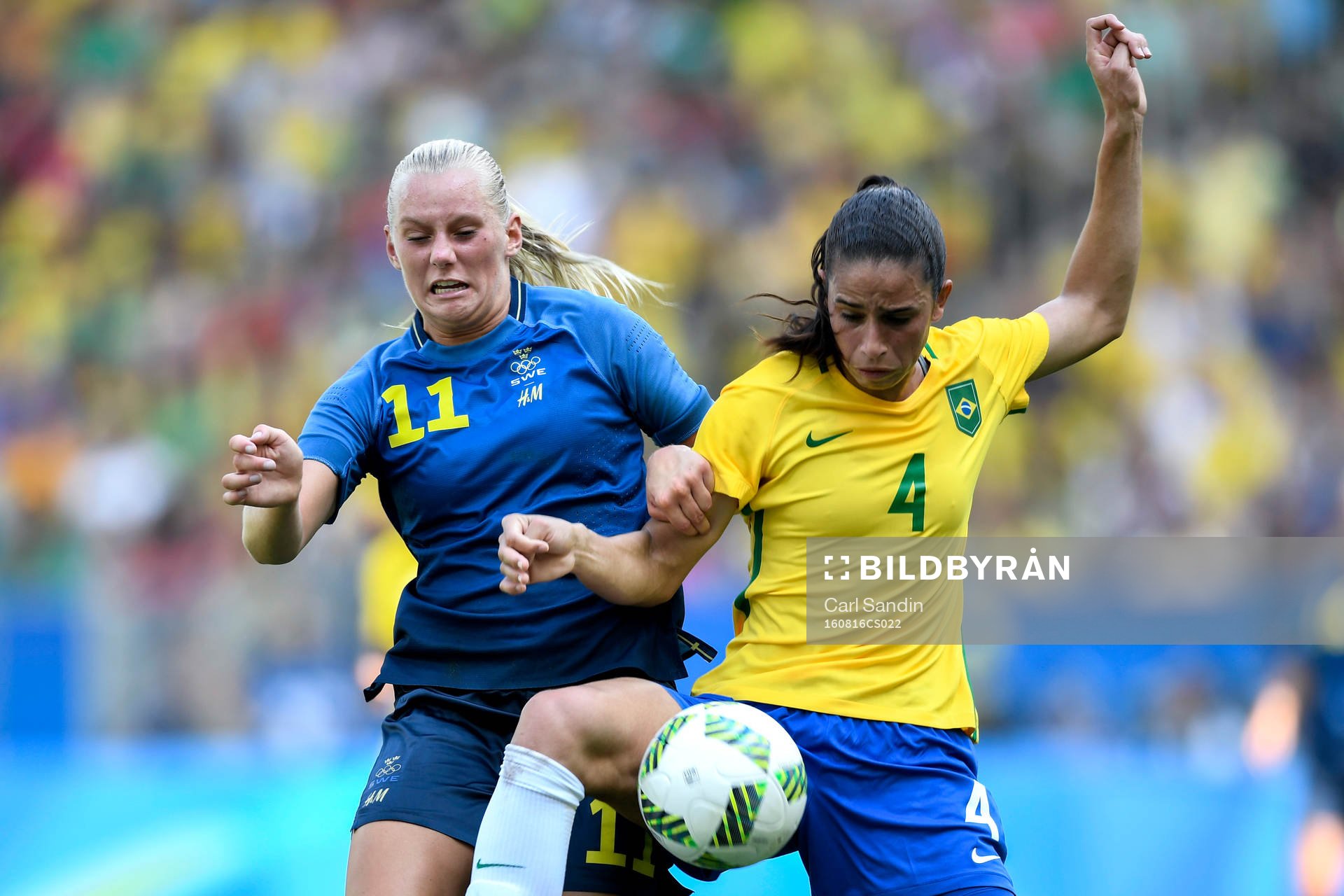 Sveriges Stina Blackstenius och Brasiliens Rafaelle
