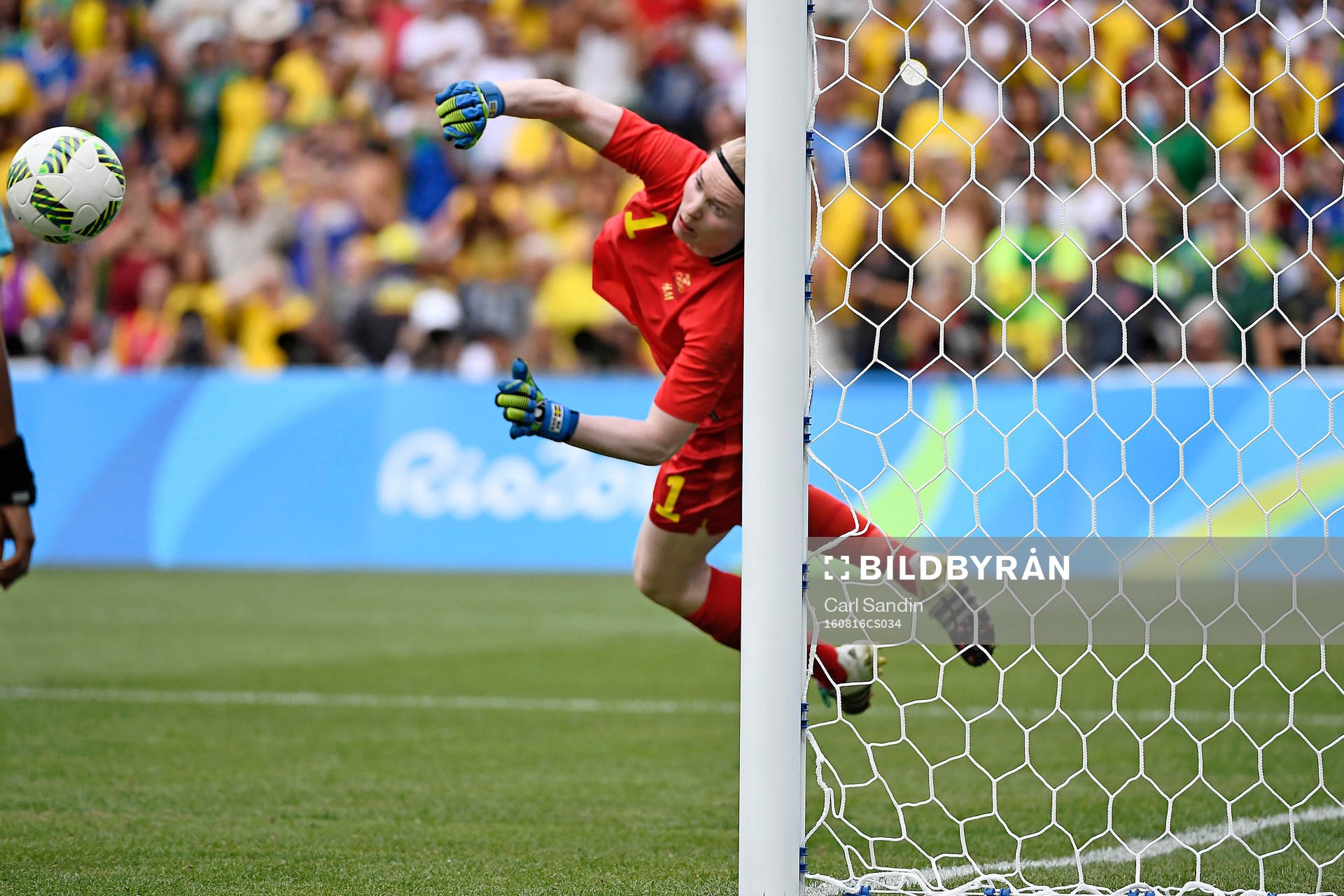 Sveriges målvakt Hedvig Lindahl räddar en straff i