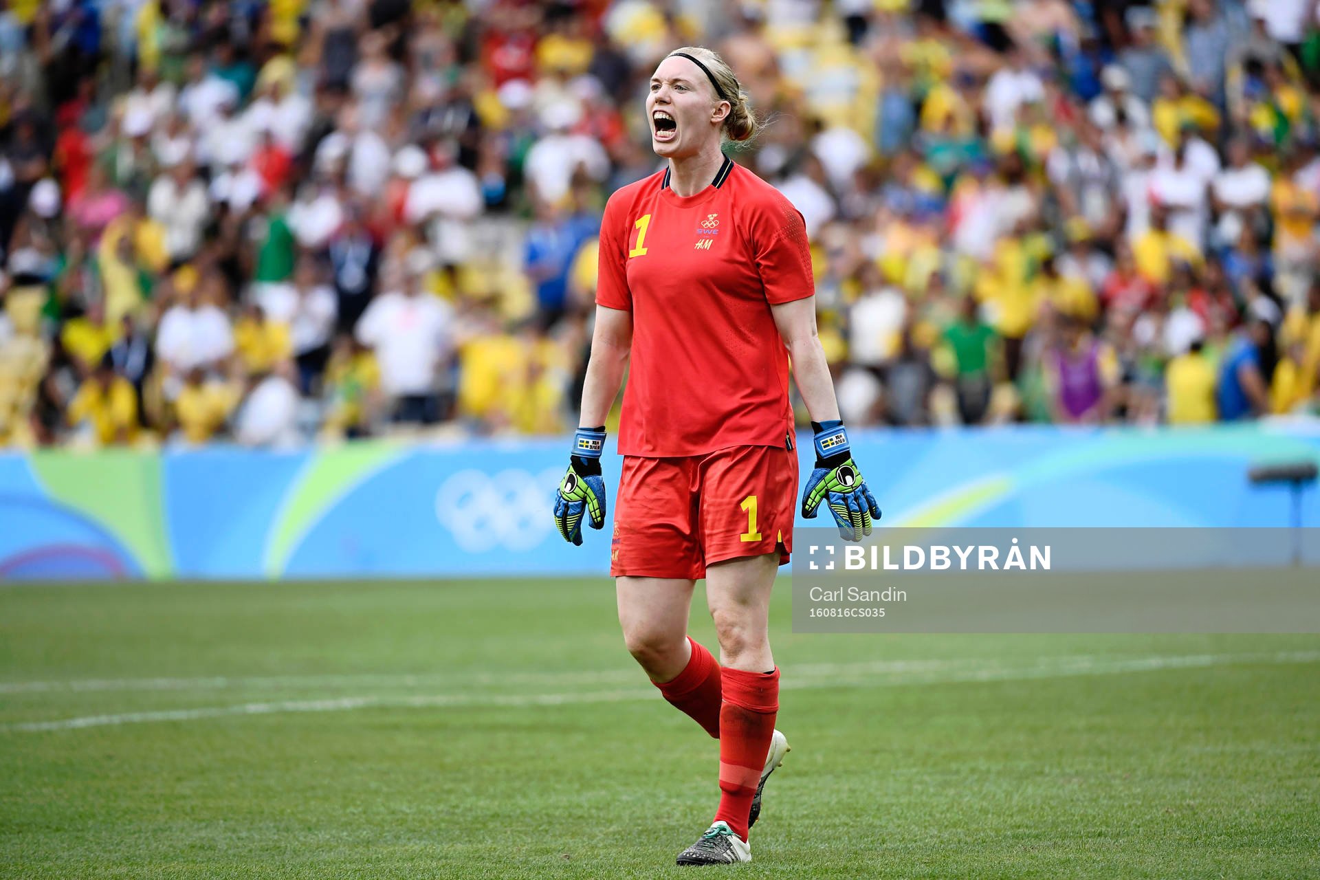Sveriges målvakt Hedvig Lindahl jublar