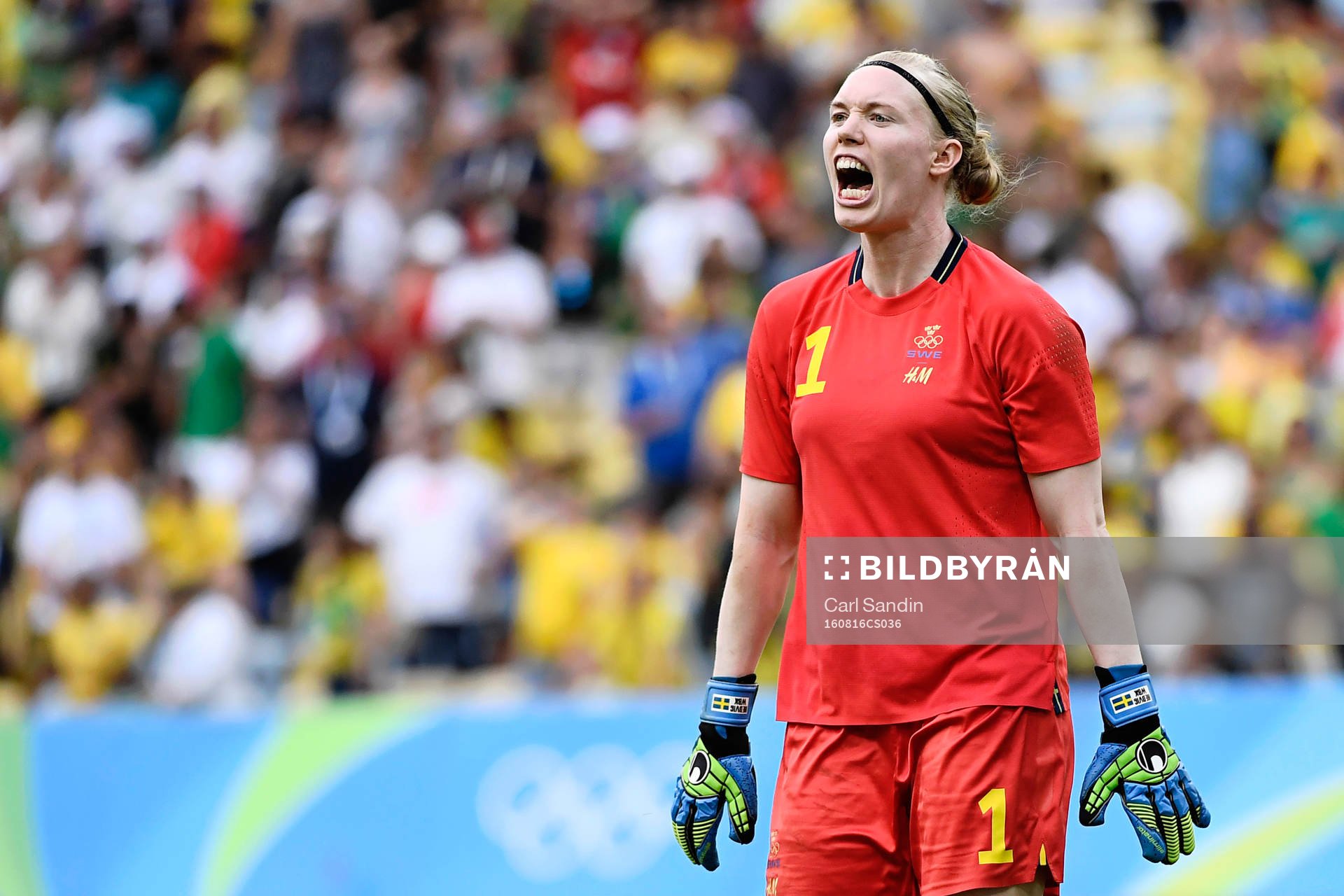 Sveriges målvakt Hedvig Lindahl jublar