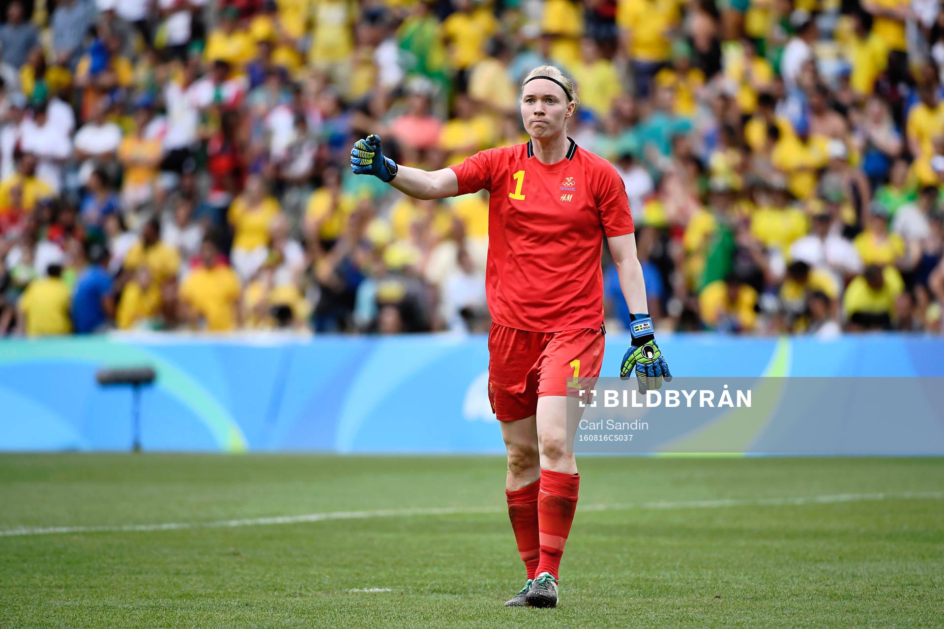 Sveriges målvakt Hedvig Lindahl jublar