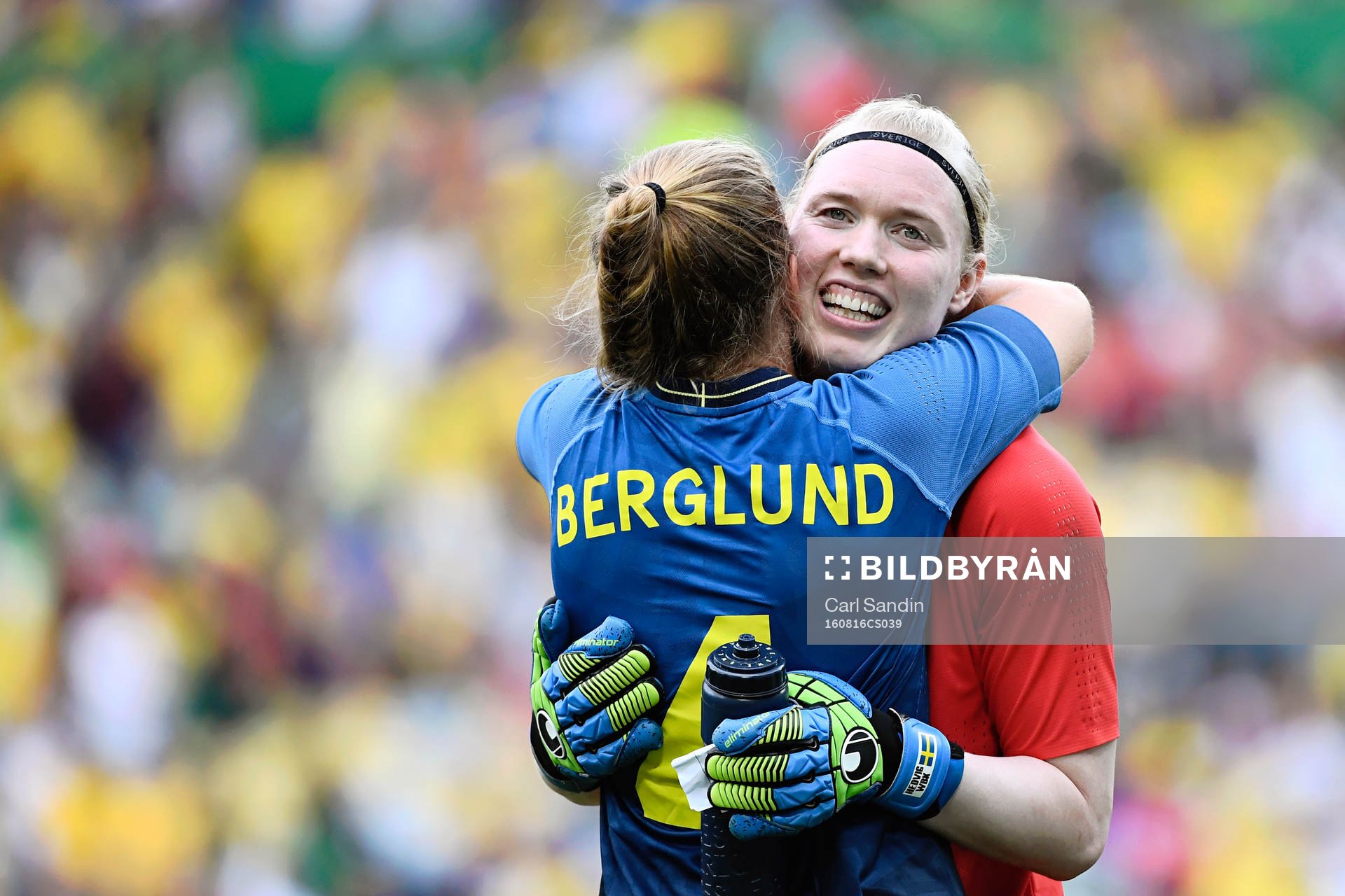 Sveriges målvakt Hedvig Lindahl jublar och kramas om av Emma Berglund i semifinalen i fotboll mellan Brasilien och Sverige den 16 augusti 2016 under OS i Rio de Janeiro.