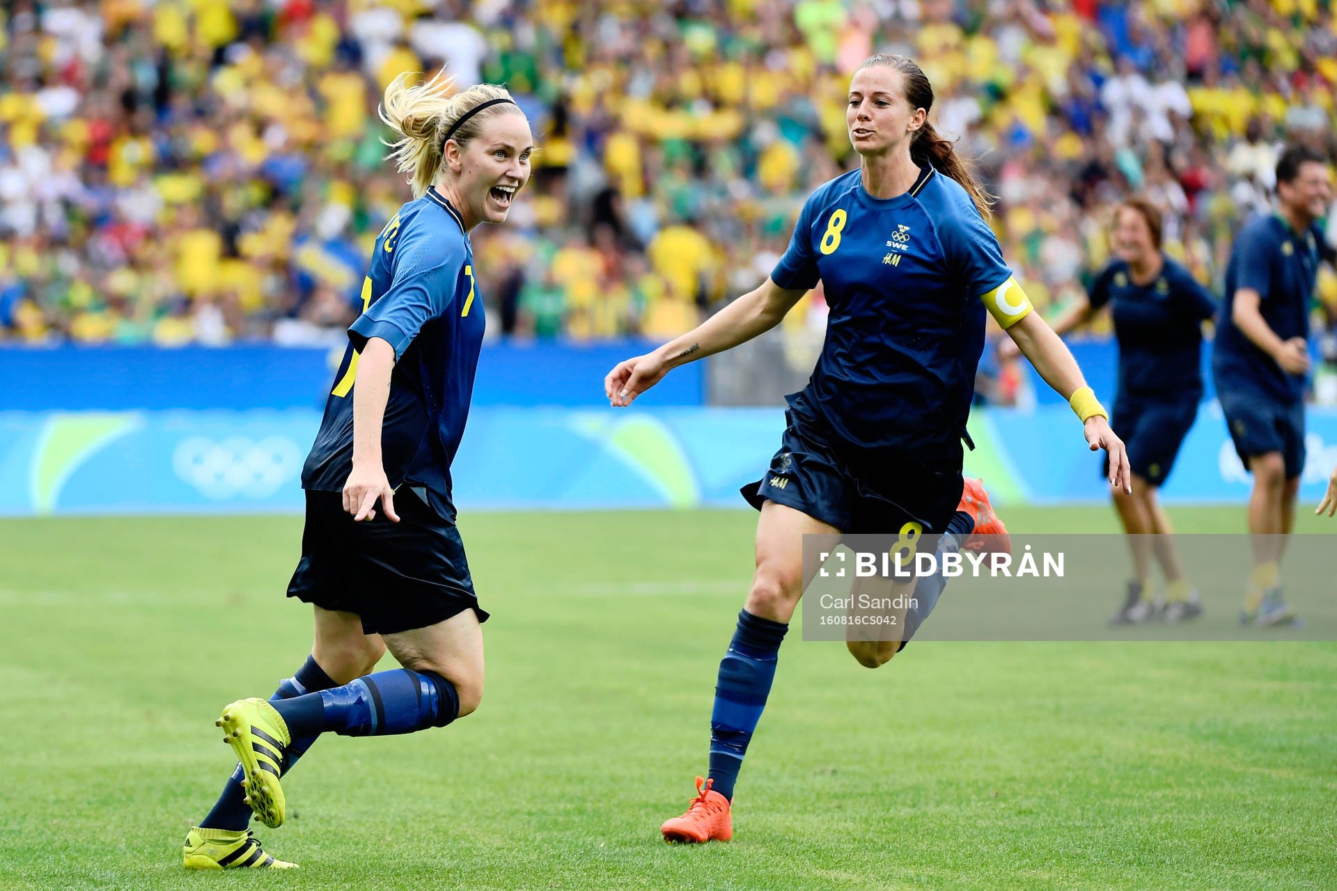 Sveriges Lisa Dahlkvist och Lotta Schelin jublar