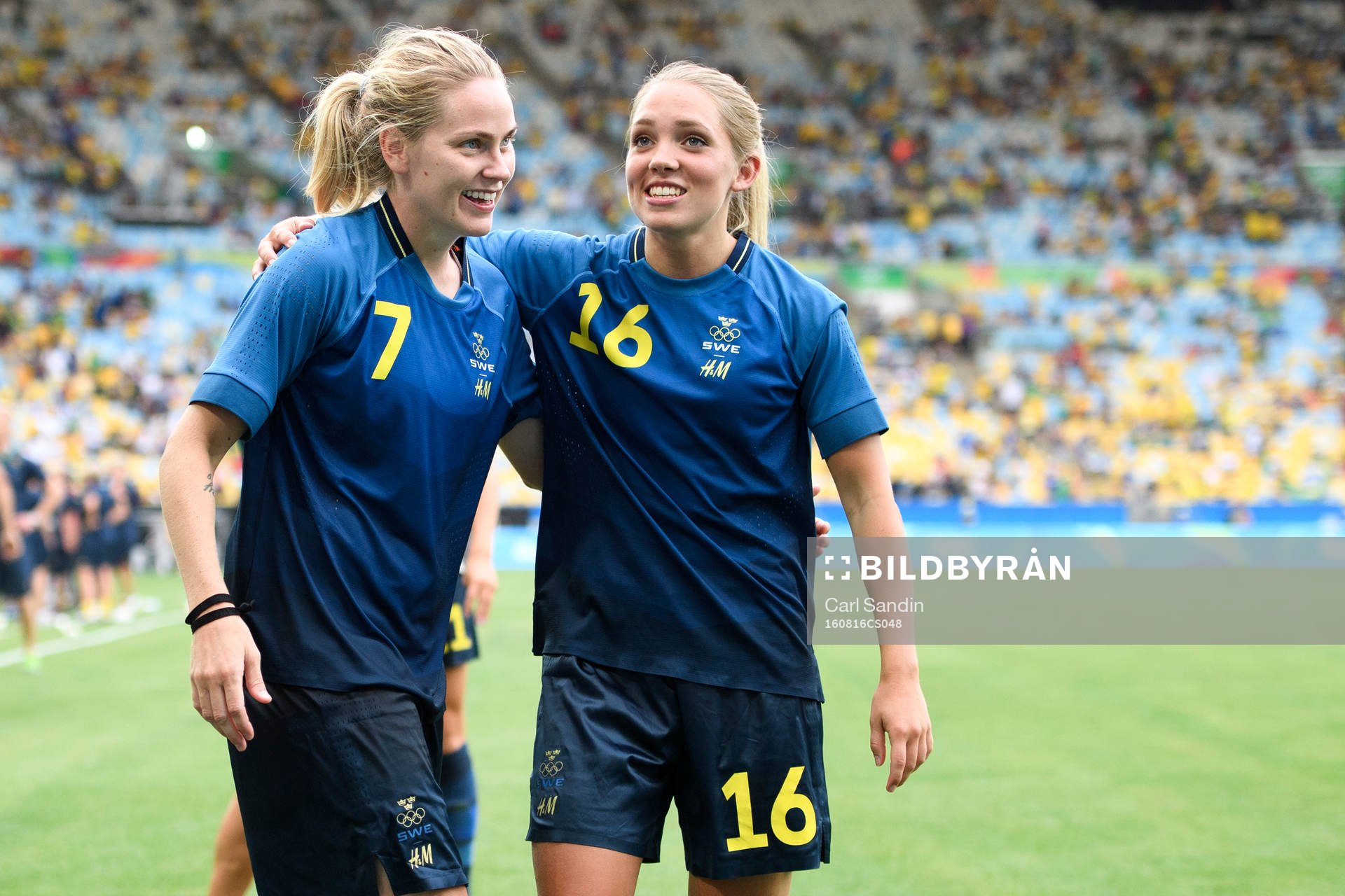 Sveriges Lisa Dahlkvist och Elin Rubensson jublar
