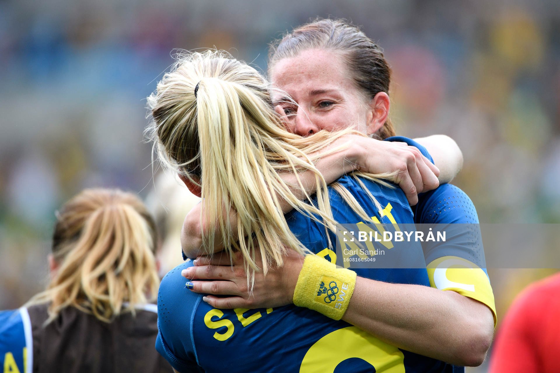 Sveriges Linda Sembrant (vänd från kameran) kramar om Lotta Schelin efter semifinalen i fotboll mellan Brasilien och Sverige den 16 augusti 2016 under OS i Rio de Janeiro.