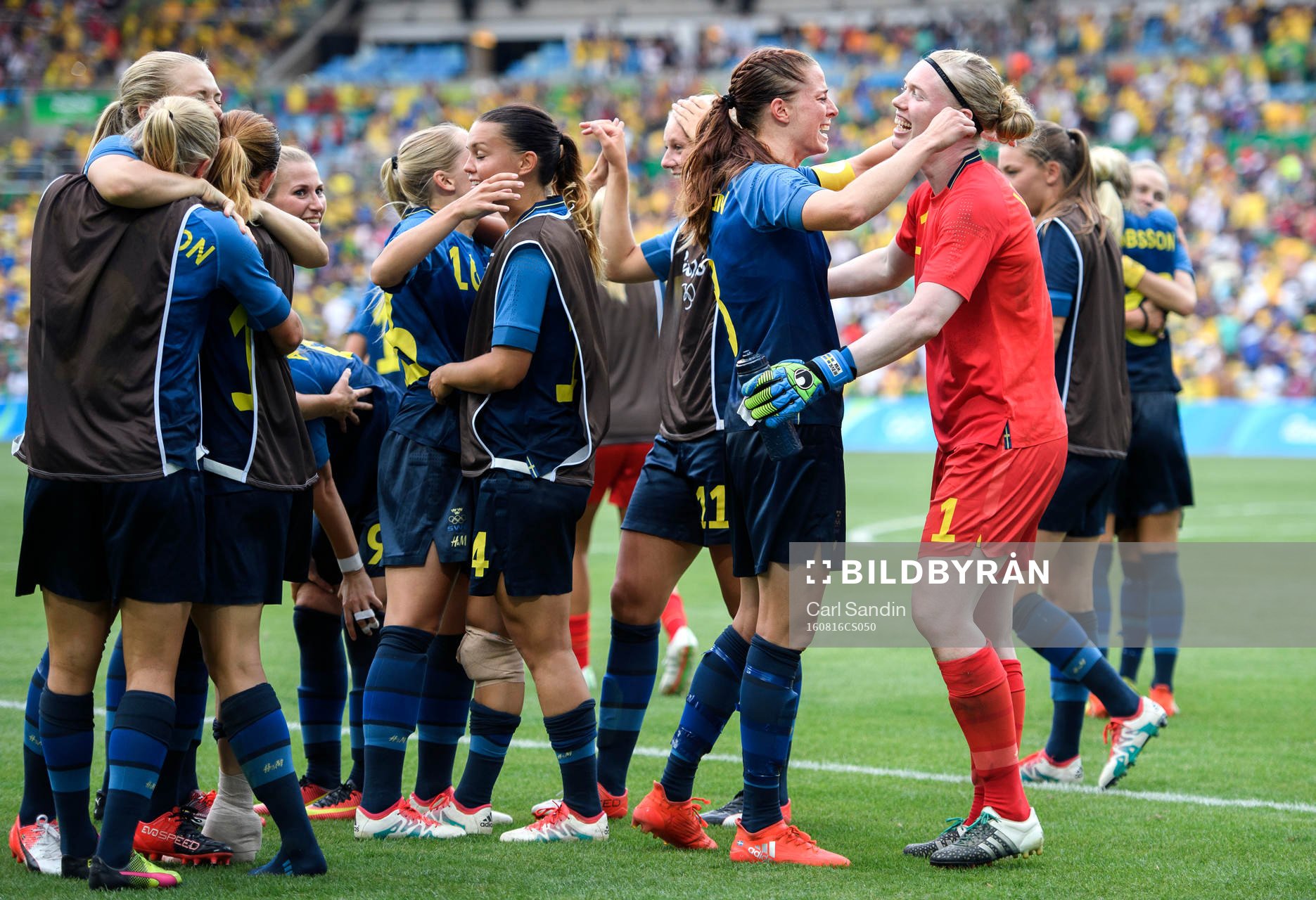Sveriges Lotta Schelin och målvakt Hedvig Lindahl jublar