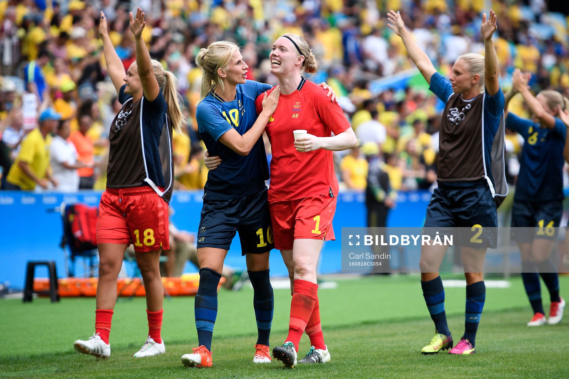 Sveriges Sofia Jakobsson jublar med målvakt Hedvig Lindahl efter semifinalen i fotboll mellan Brasilien och Sverige den 16 augusti 2016 under OS i Rio de Janeiro.