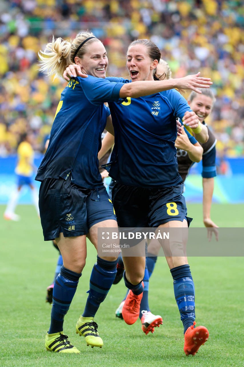 Sveriges Lisa Dahlkvist och Lotta Schelin jublar