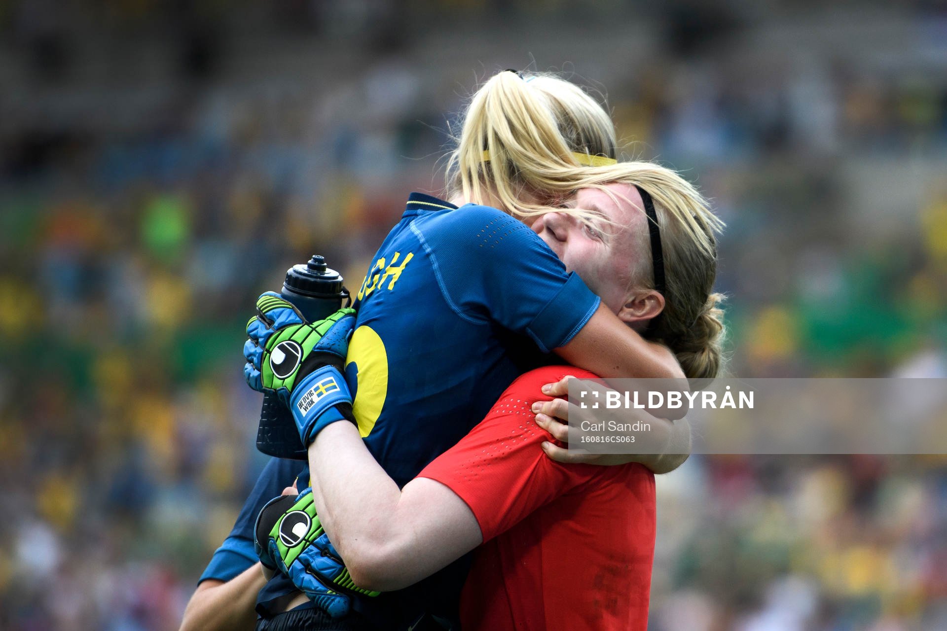 Sveriges Olivia Schough kramar om målvakt Hedvig Lindahl
