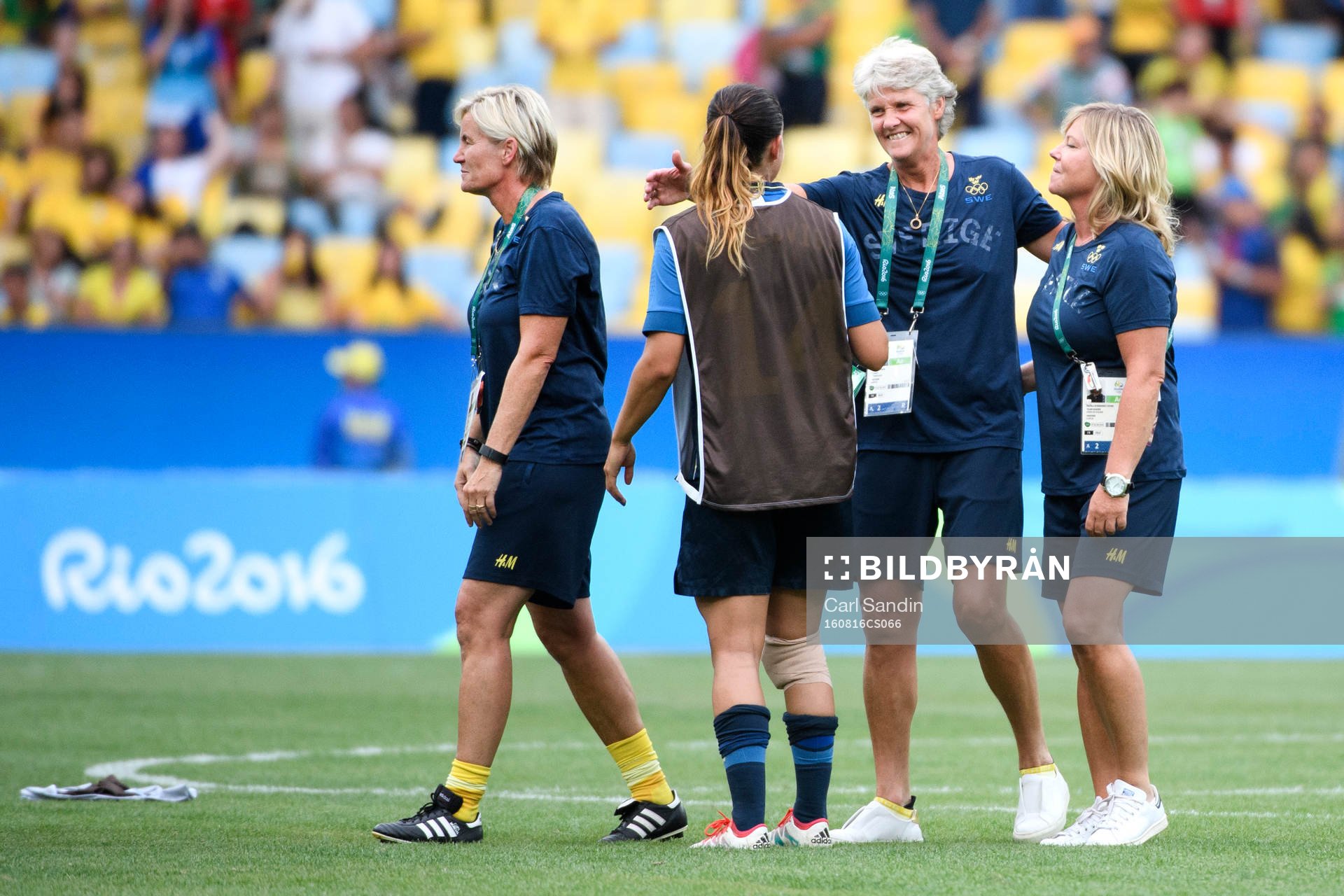 Sveriges assisterande förbundskapten Lilie Persson, förbundskapten Pia Sundhage och landslagschef Marika Domanski Lyfors jublar efter semifinalen i fotboll mellan Brasilien och Sverige den 16 augusti 2016 under OS i Rio de Janeiro.