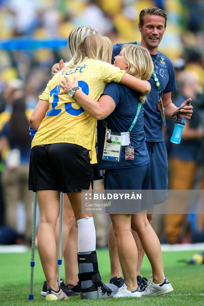 Sveriges Fridolina Rolfö (vänd från kameran) kramas om av landslagschef Marika Domanski Lyfors efter semifinalen i fotboll mellan Brasilien och Sverige den 16 augusti 2016 under OS i Rio de Janeiro.