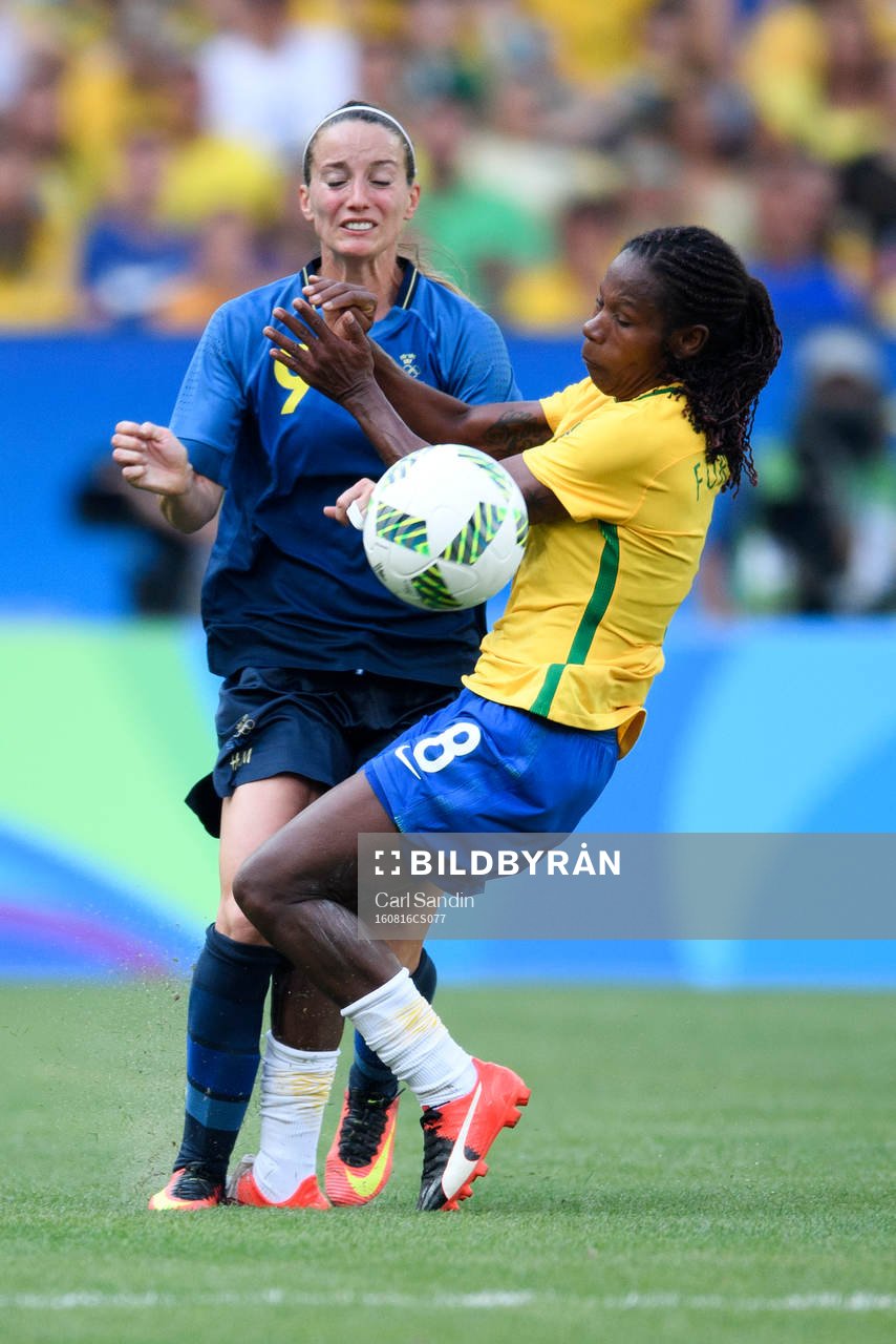 Sveriges Kosovare Asllani krockar med Brasiliens Formiga i