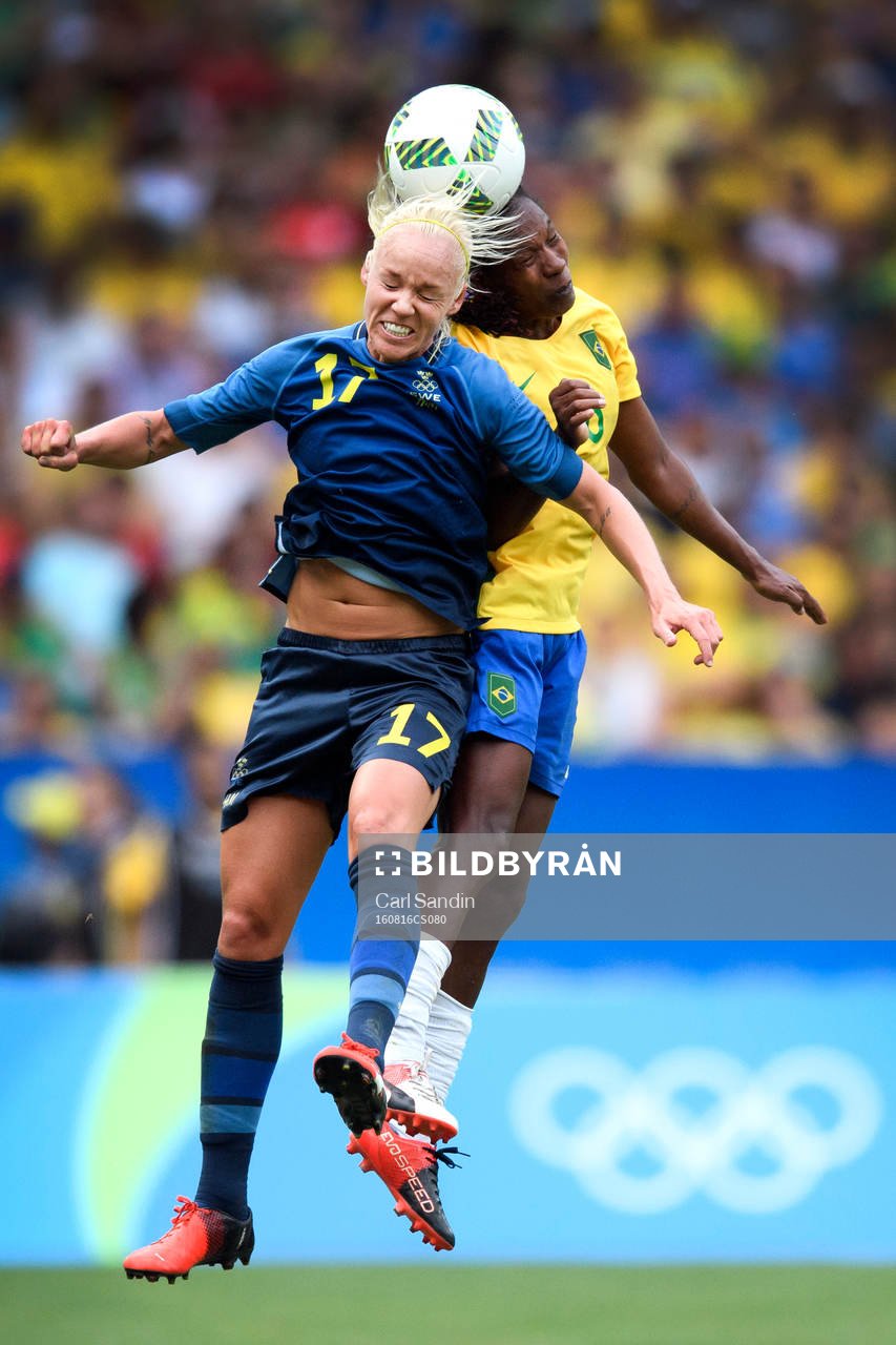 Sveriges Caroline Seger i nickduell med Brasiliens Formiga i semifinalen i fotboll mellan Brasilien och Sverige den 16 augusti 2016 under OS i Rio de Janeiro.