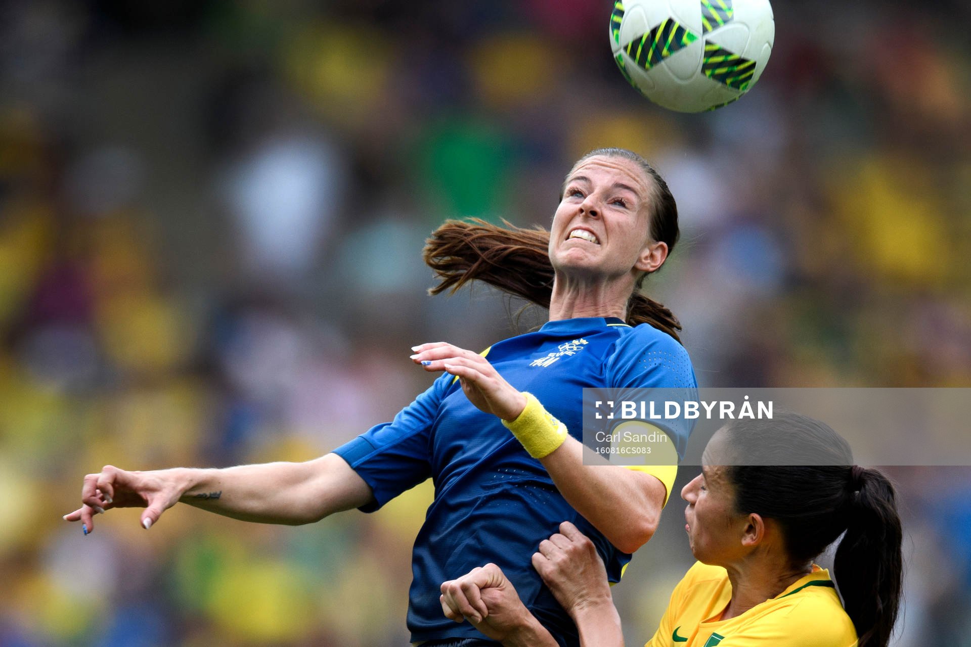 Sveriges Lotta Schelin nickar bollen i semifinalen i