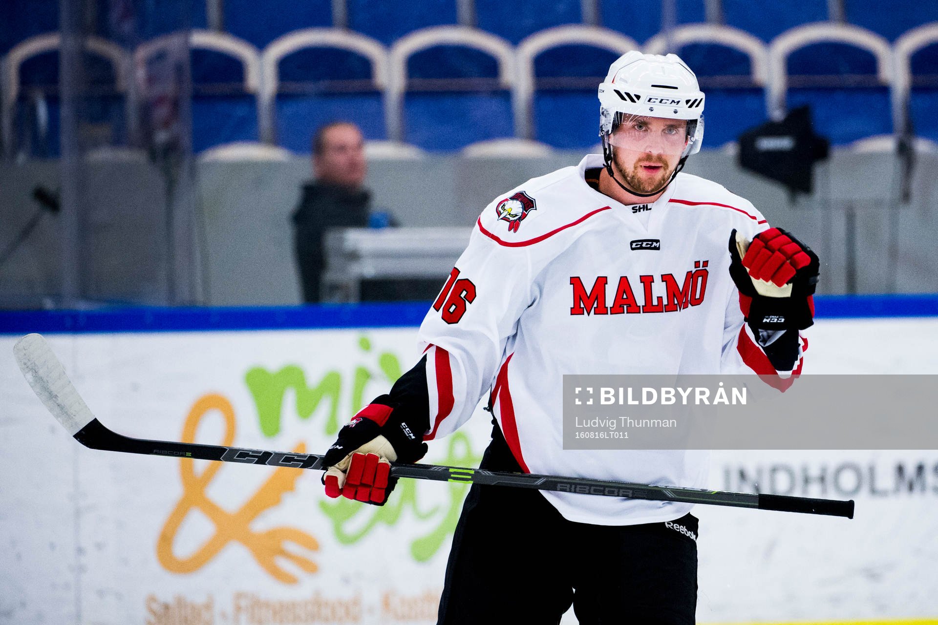 Malmö Redhawks Magnus Häggström värmer upp