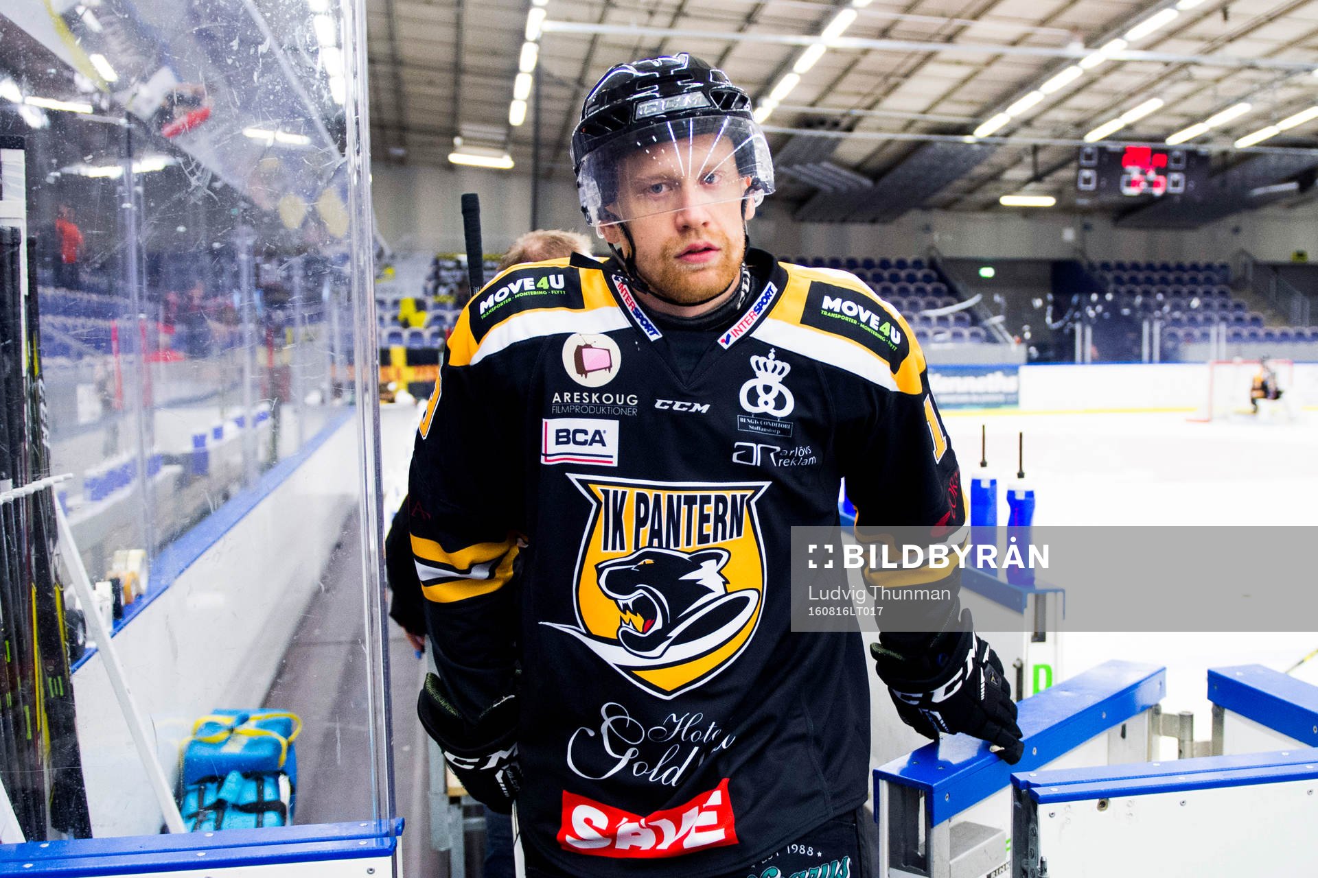 Panterns Jakob Karlsson lämnar isen
