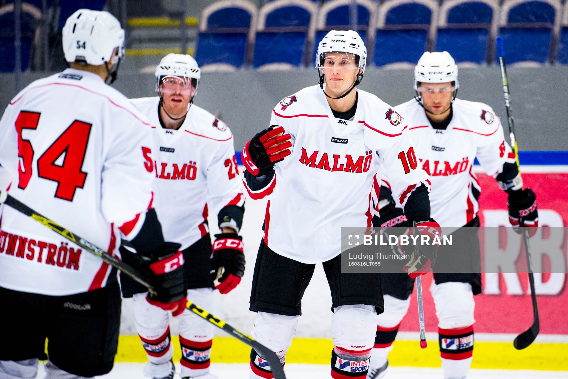 Malmö Redhawks Robin Alvarez jublar med Fabian Brunnström