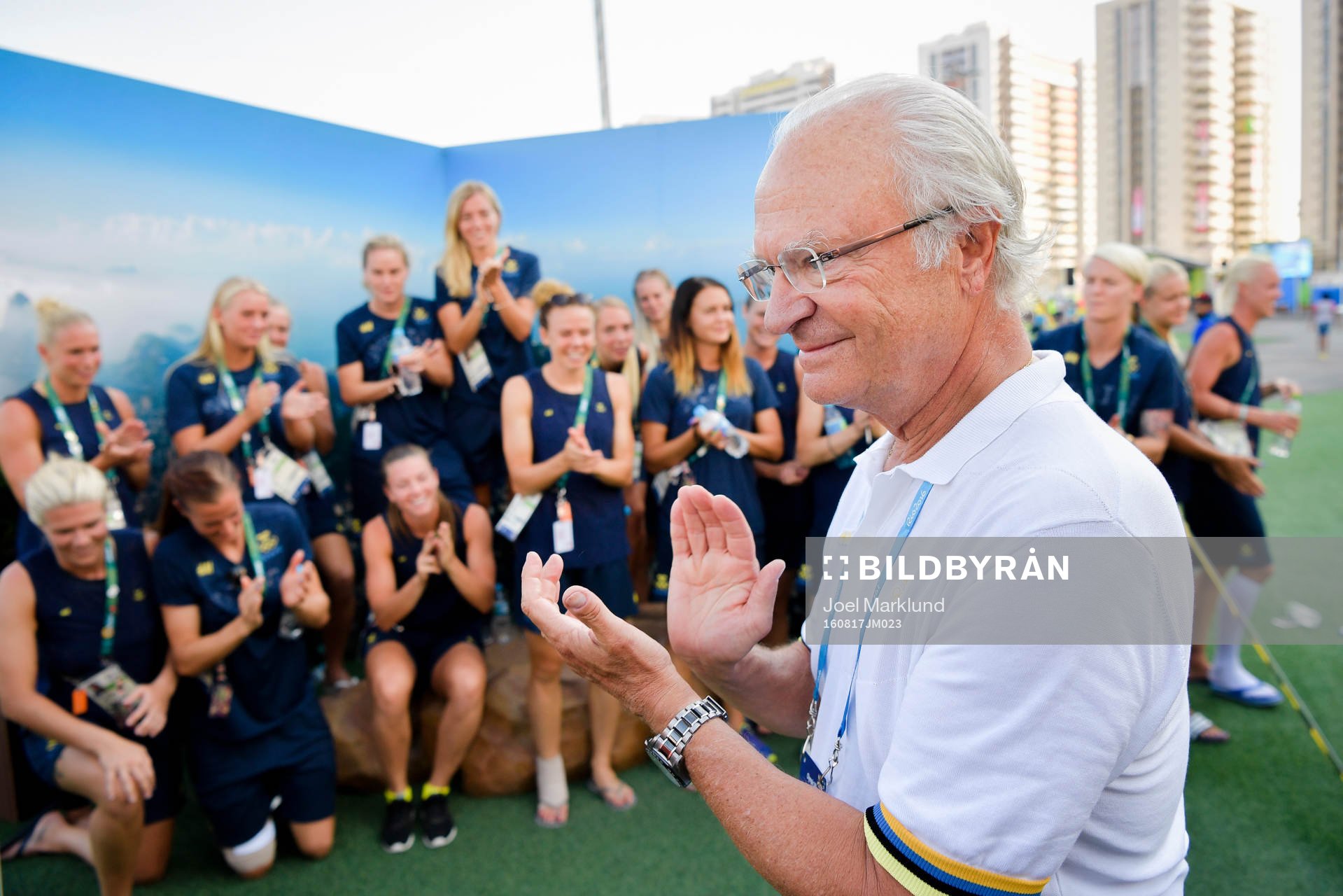 Sveriges kung Carl XVI Gustaf besöker spelarna i Sveriges