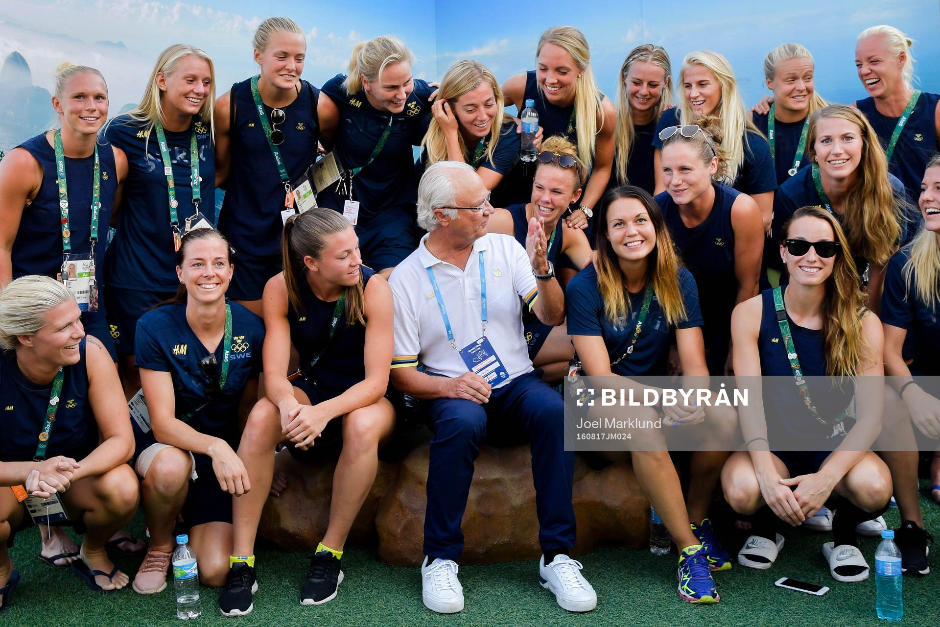 Sveriges kung Carl XVI Gustaf besöker spelarna i Sveriges