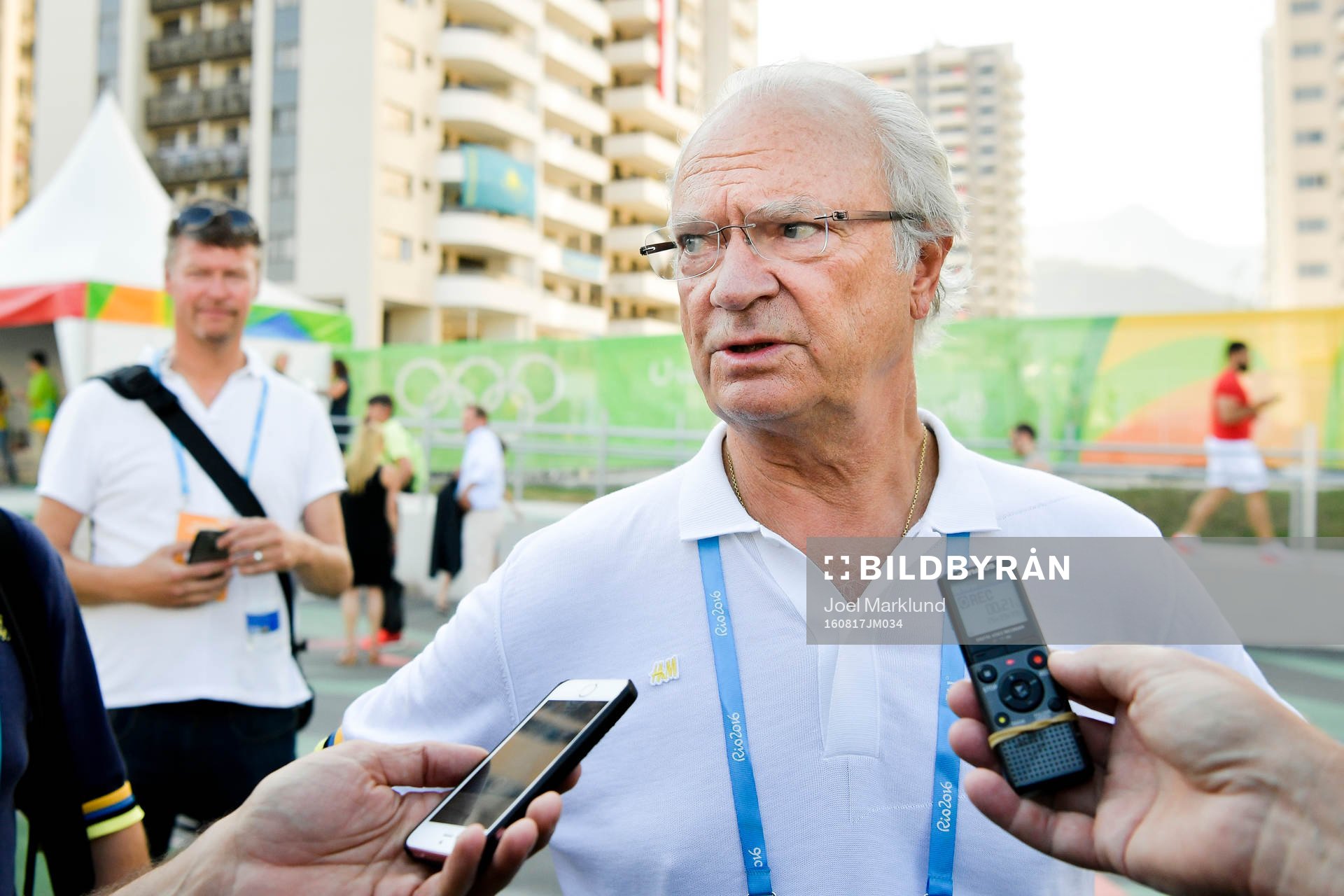 Sveriges kung Carl XVI Gustaf besöker spelarna i Sveriges