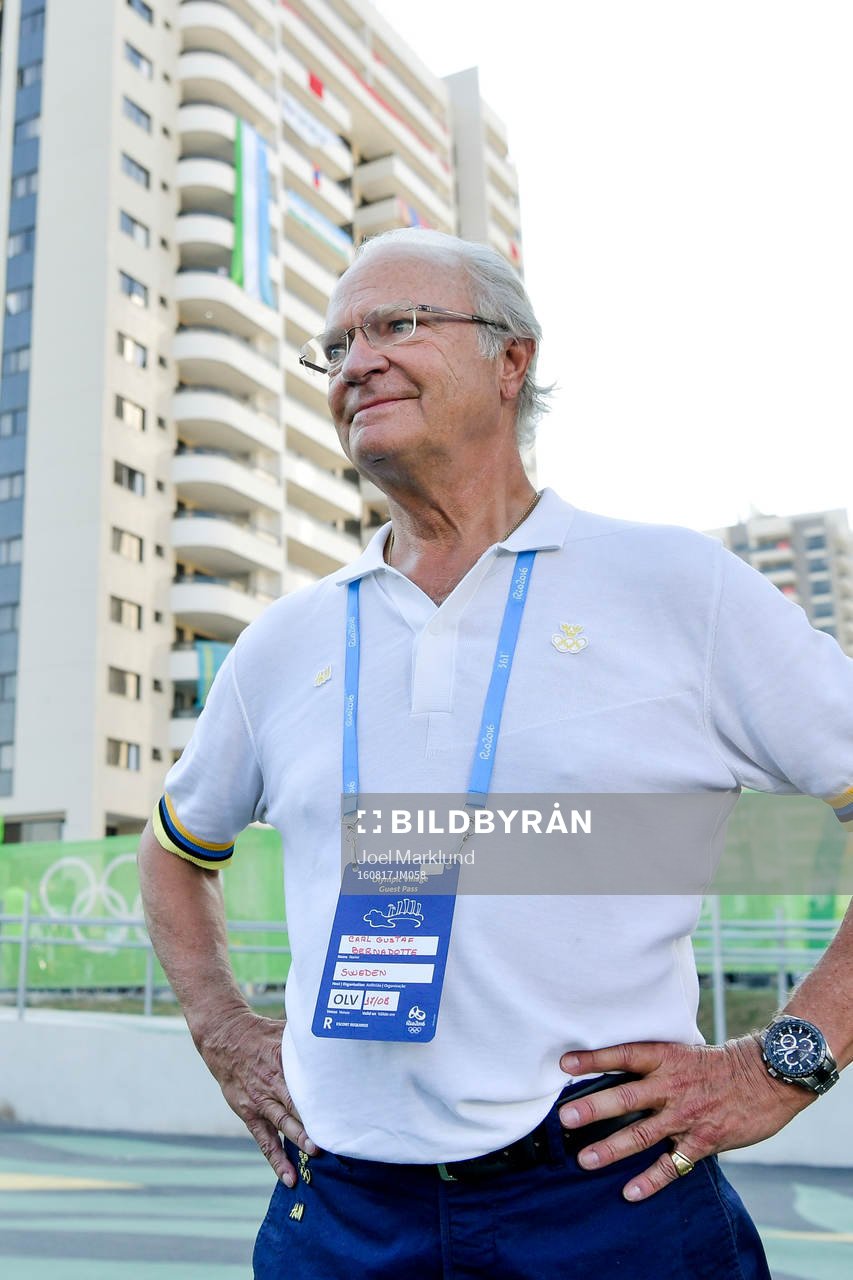 Sveriges kung Carl XVI Gustaf besöker spelarna i Sveriges