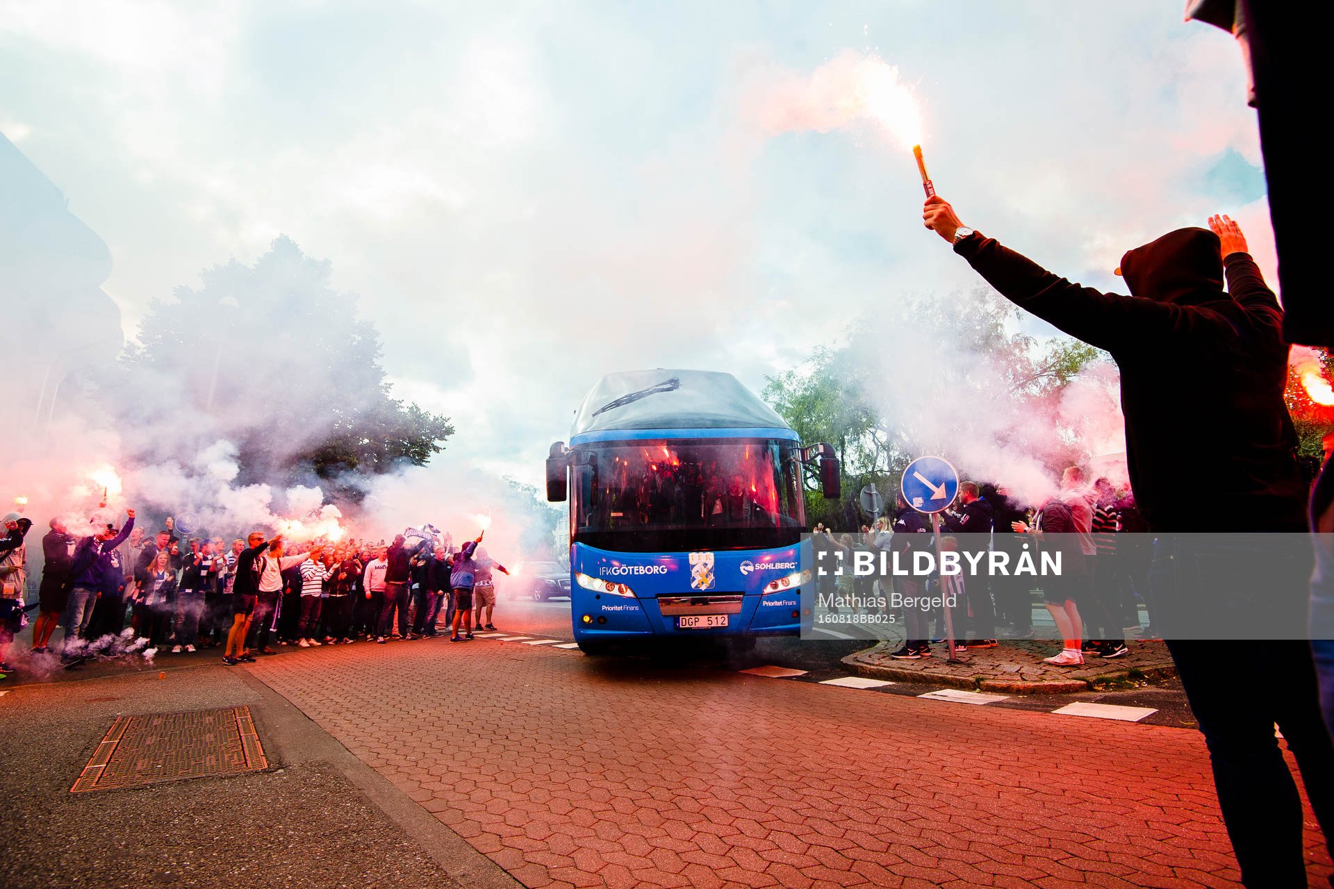 IFK Göteborgs supportrar bränner bengaler när