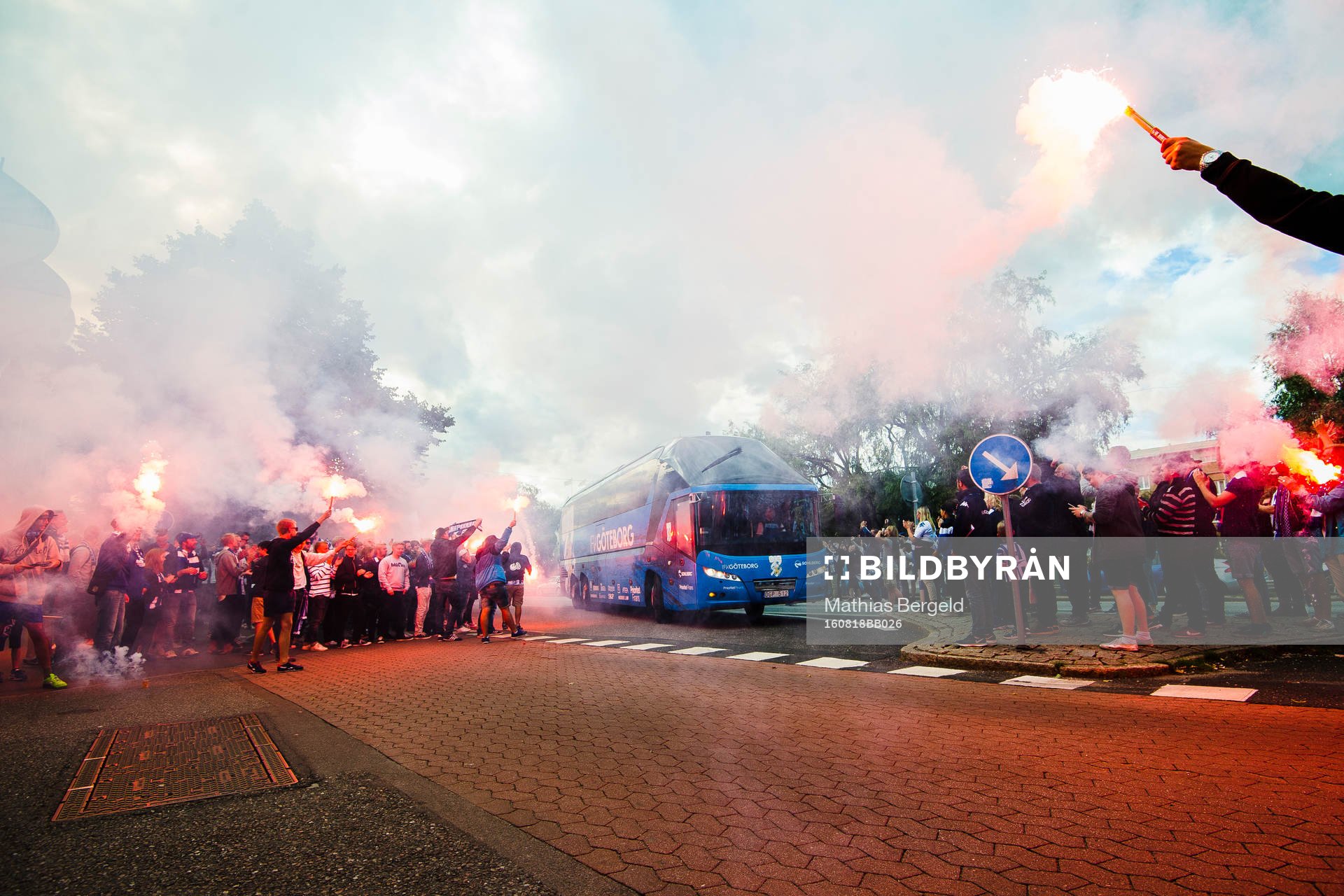 IFK Göteborgs supportrar bränner bengaler när
