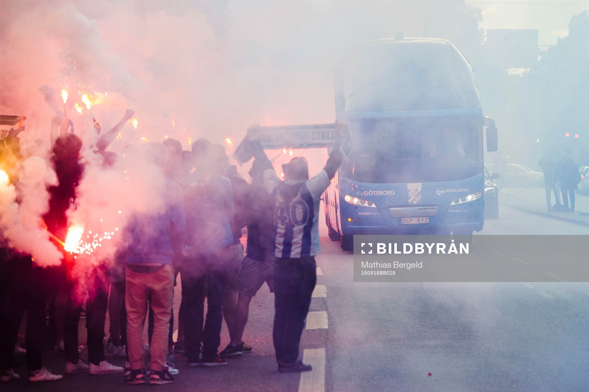 IFK Göteborgs supportrar bränner bengaler när