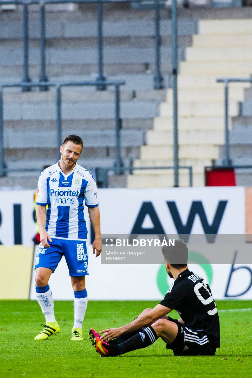 IFK Göteborgs Scott Jamieson tittar på Qarabags Dani