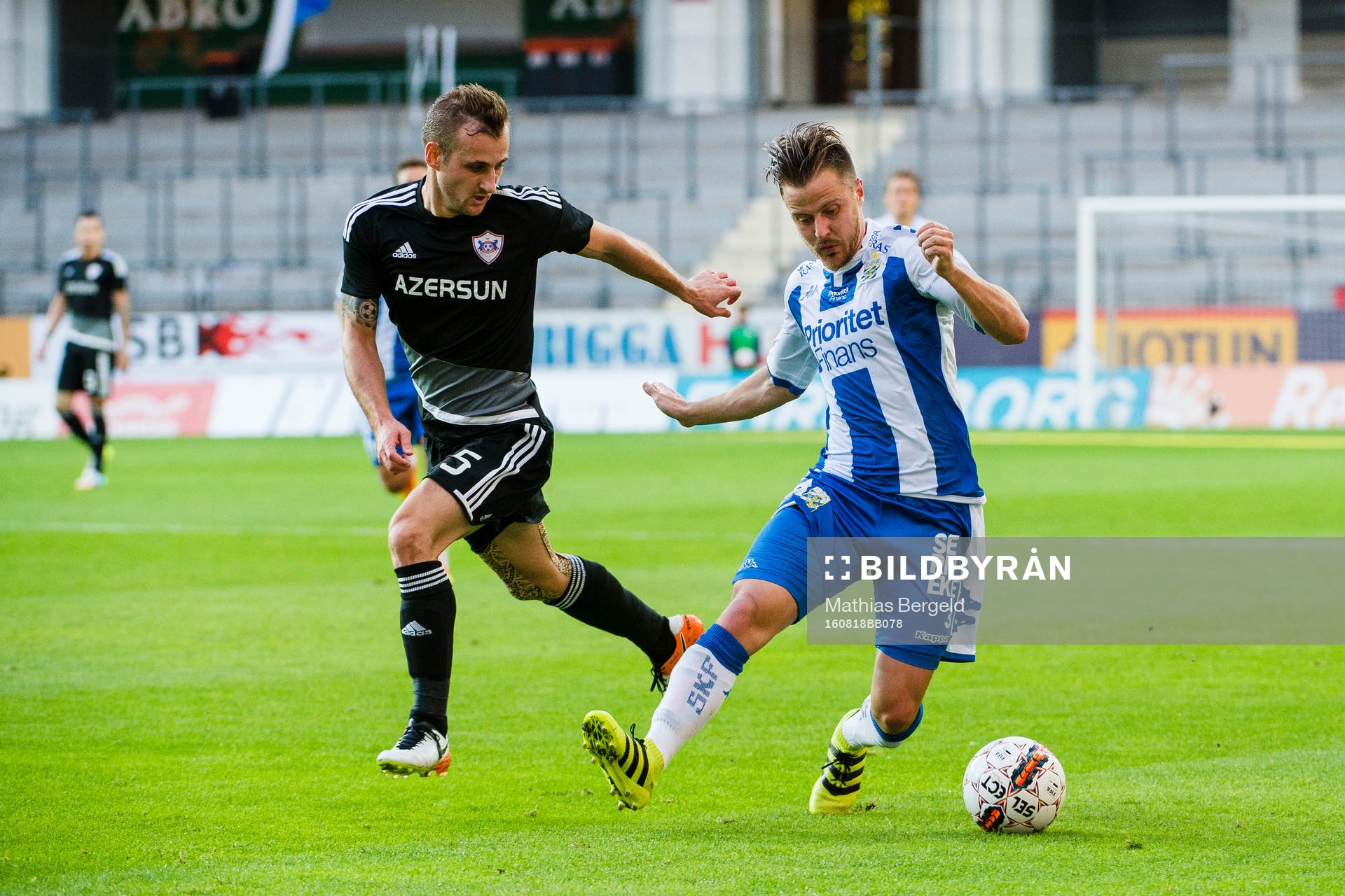 Qarabags Maksim Medvedev och IFK Göteborgs Scott Jamieson