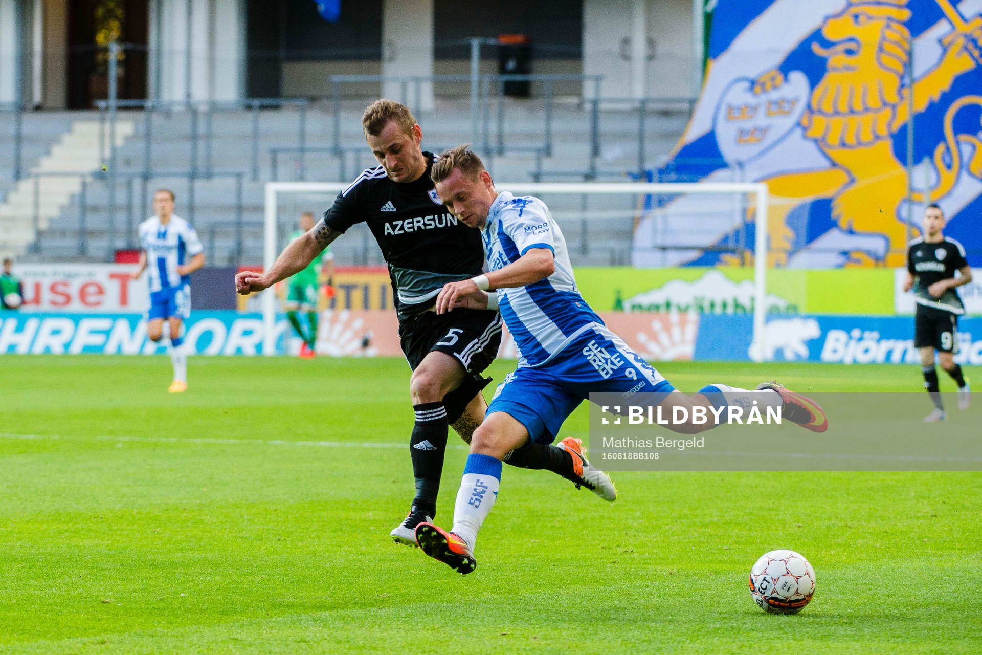 Qarabags Maksim Medvedev i kamp om bollen med IFK