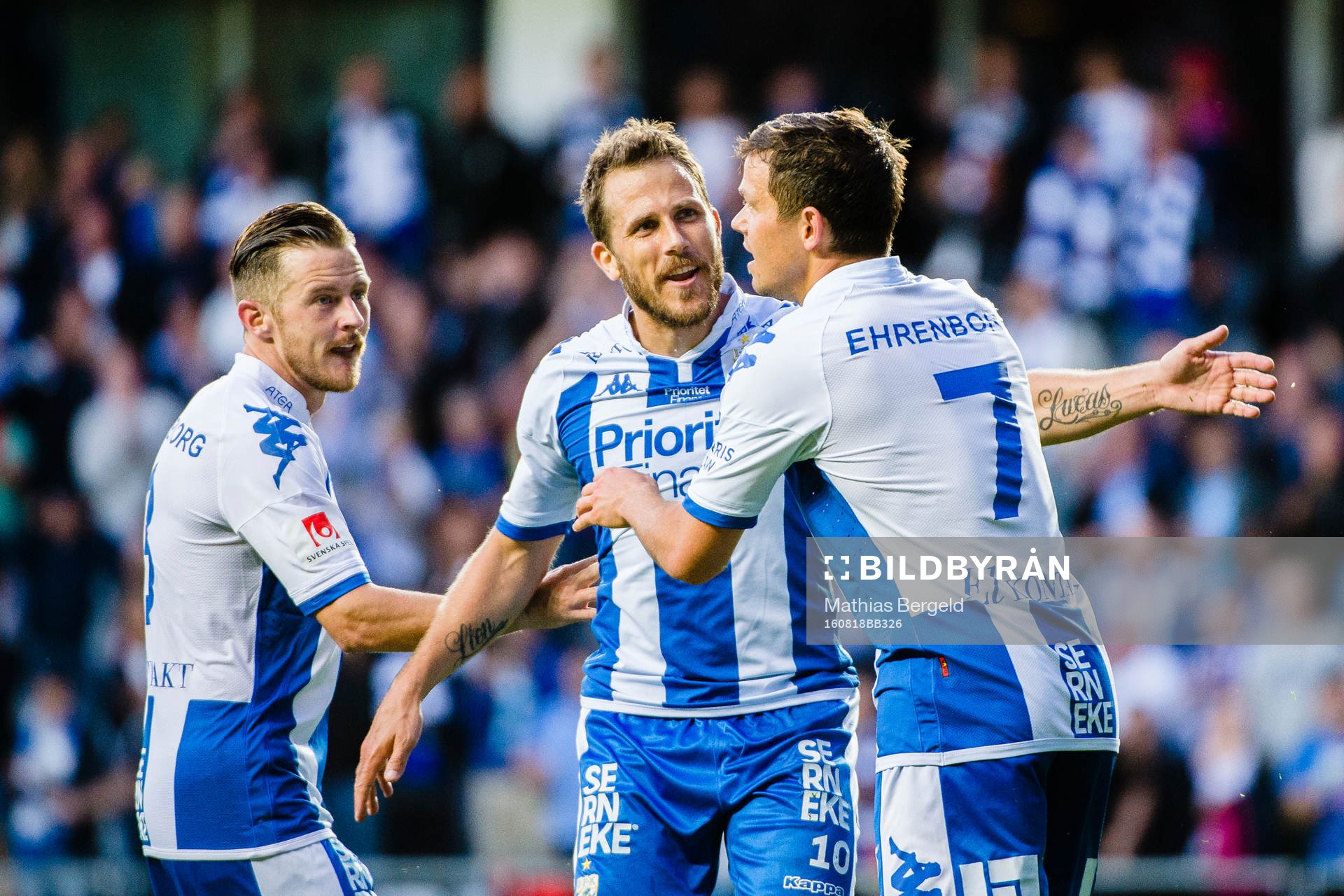 IFK Göteborgs Scott Jamieson och Tobias Hysén jublar med målskytten till 1-0 Mads Albeck under fotbollsmatchen i kvalet till Europa League mellan IFK Göteborg och Qarabag den 18 augusti 2016 i Göteborg.