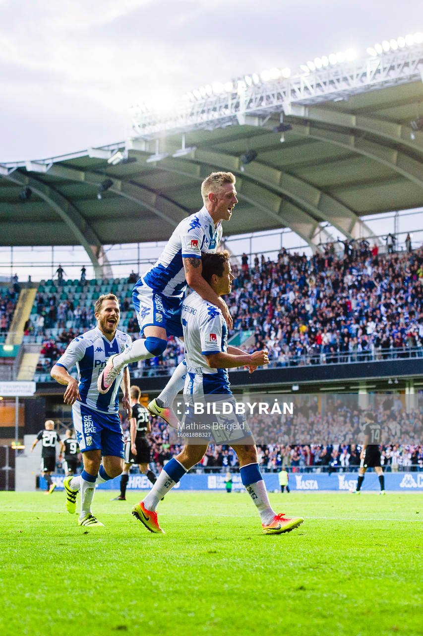 IFK Göteborgs spelare jublar med målskytten till 1-0 Mads