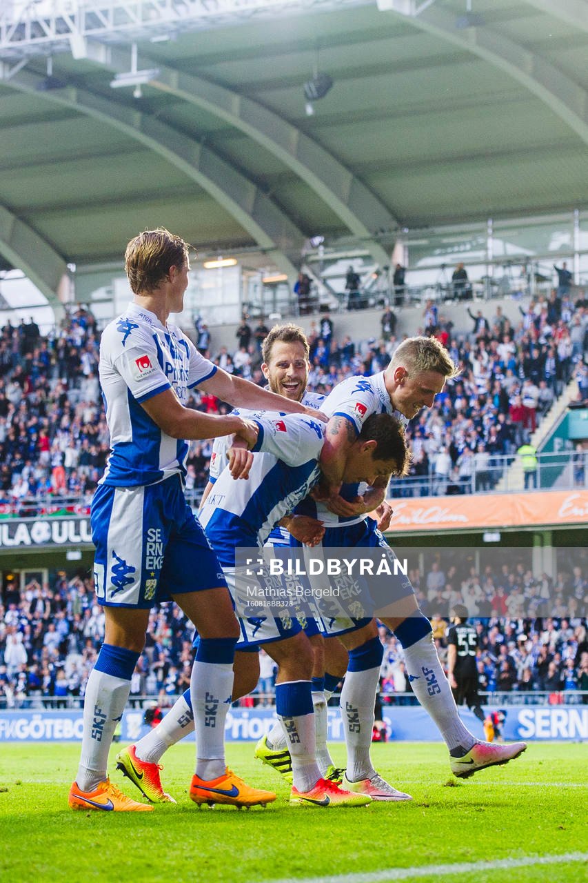 IFK Göteborgs spelare jublar med målskytten till 1-0 Mads