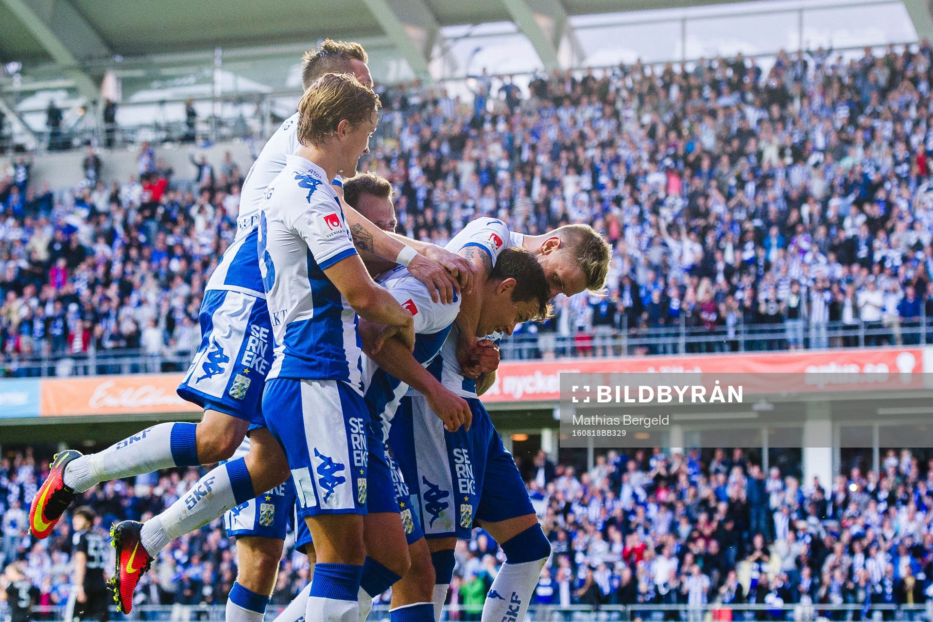 IFK Göteborgs spelare jublar med målskytten till 1-0 Mads