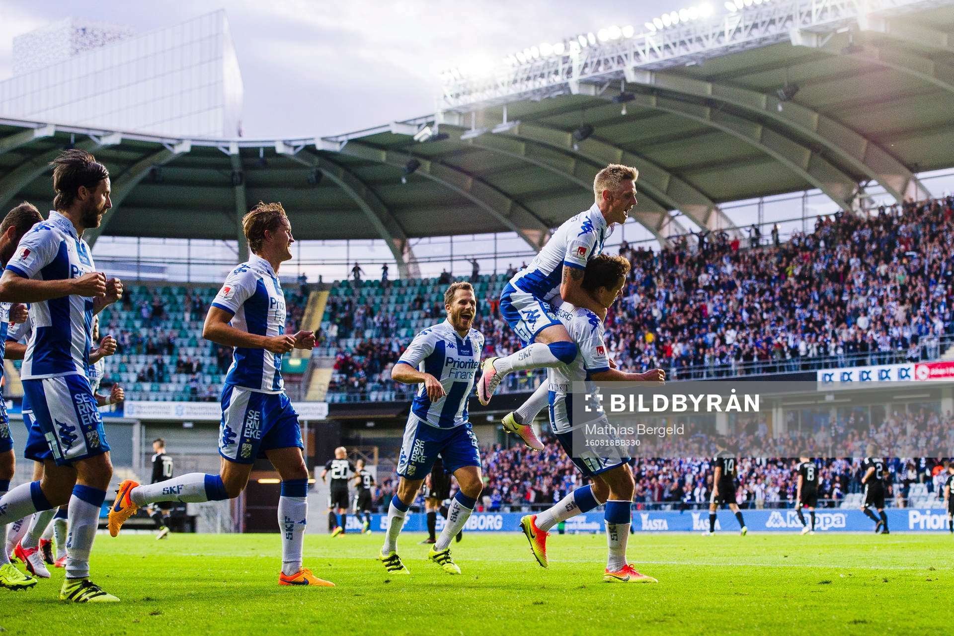 IFK Göteborgs spelare jublar med målskytten till 1-0 Mads
