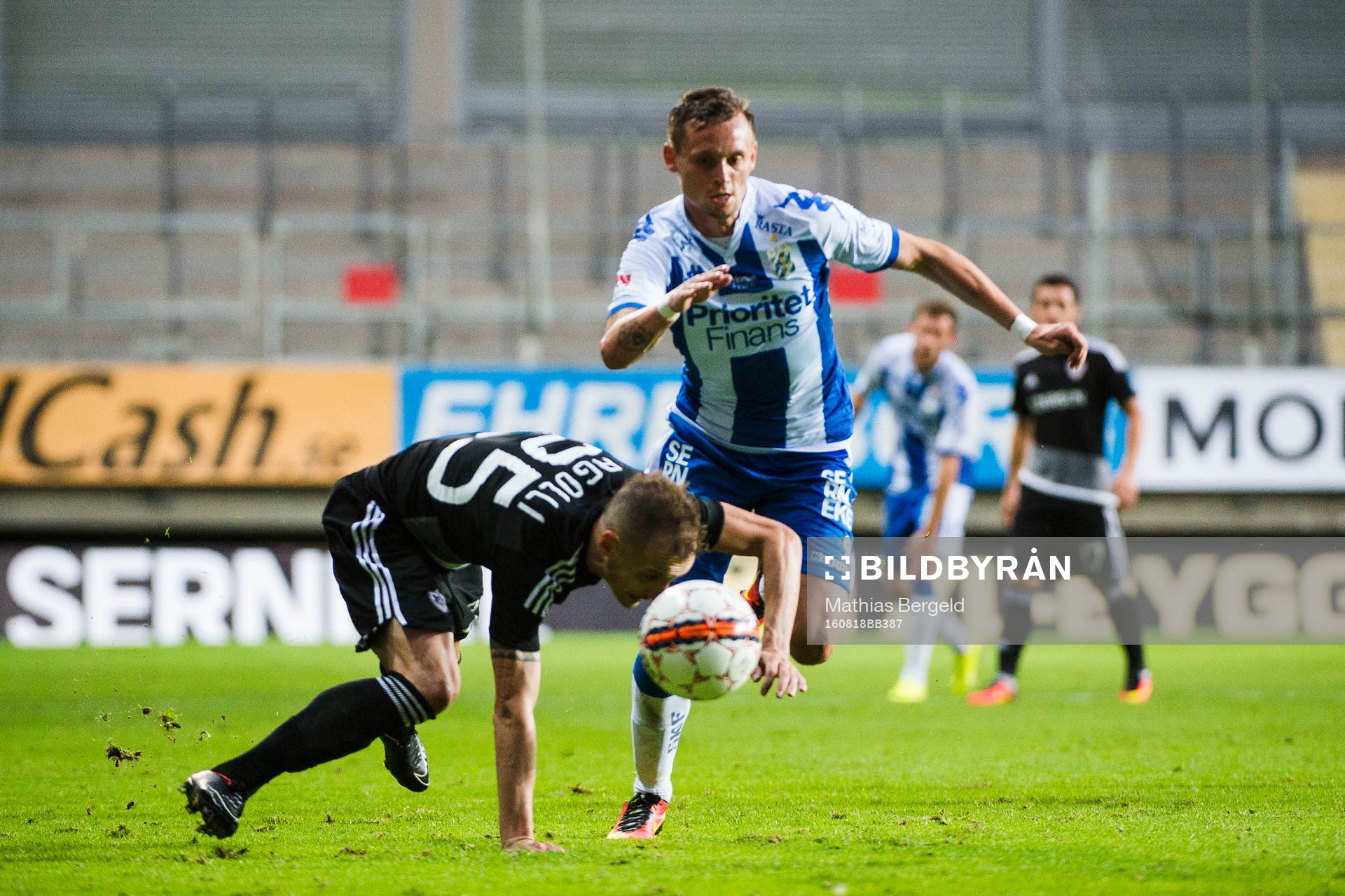 Qarabags Badavi Huseynov och IFK Göteborgs målvakt Erik