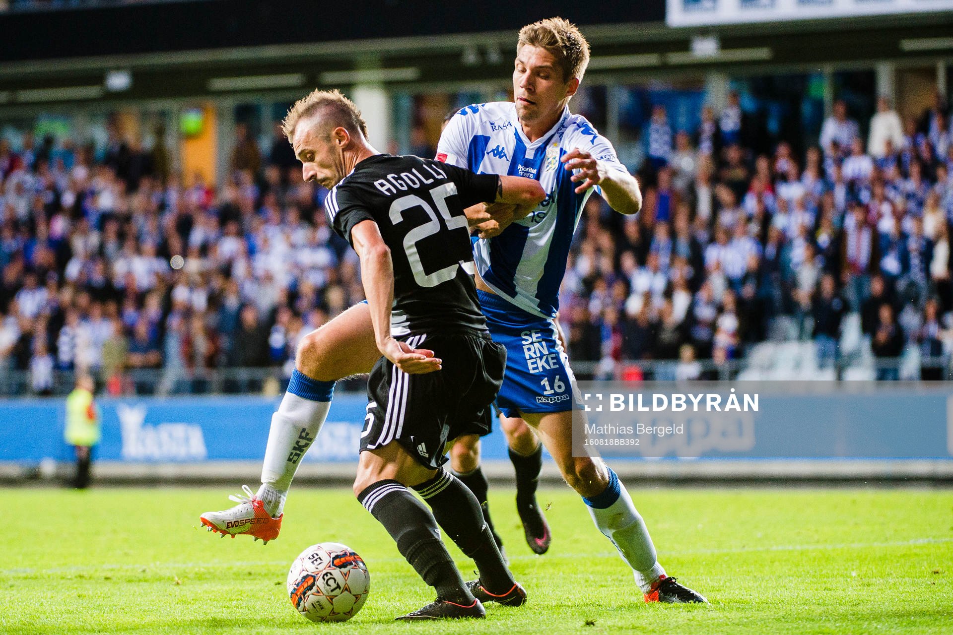 IFK Göteborgs Mikael Boman i kamp om bollen med Qarabags