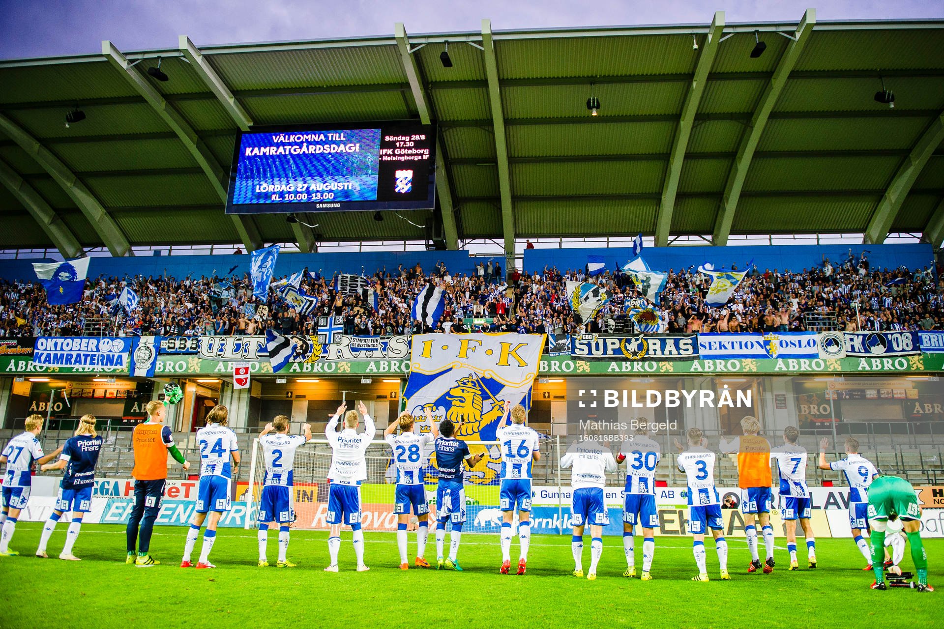 IFK Göteborgs spelare  tackar publiken