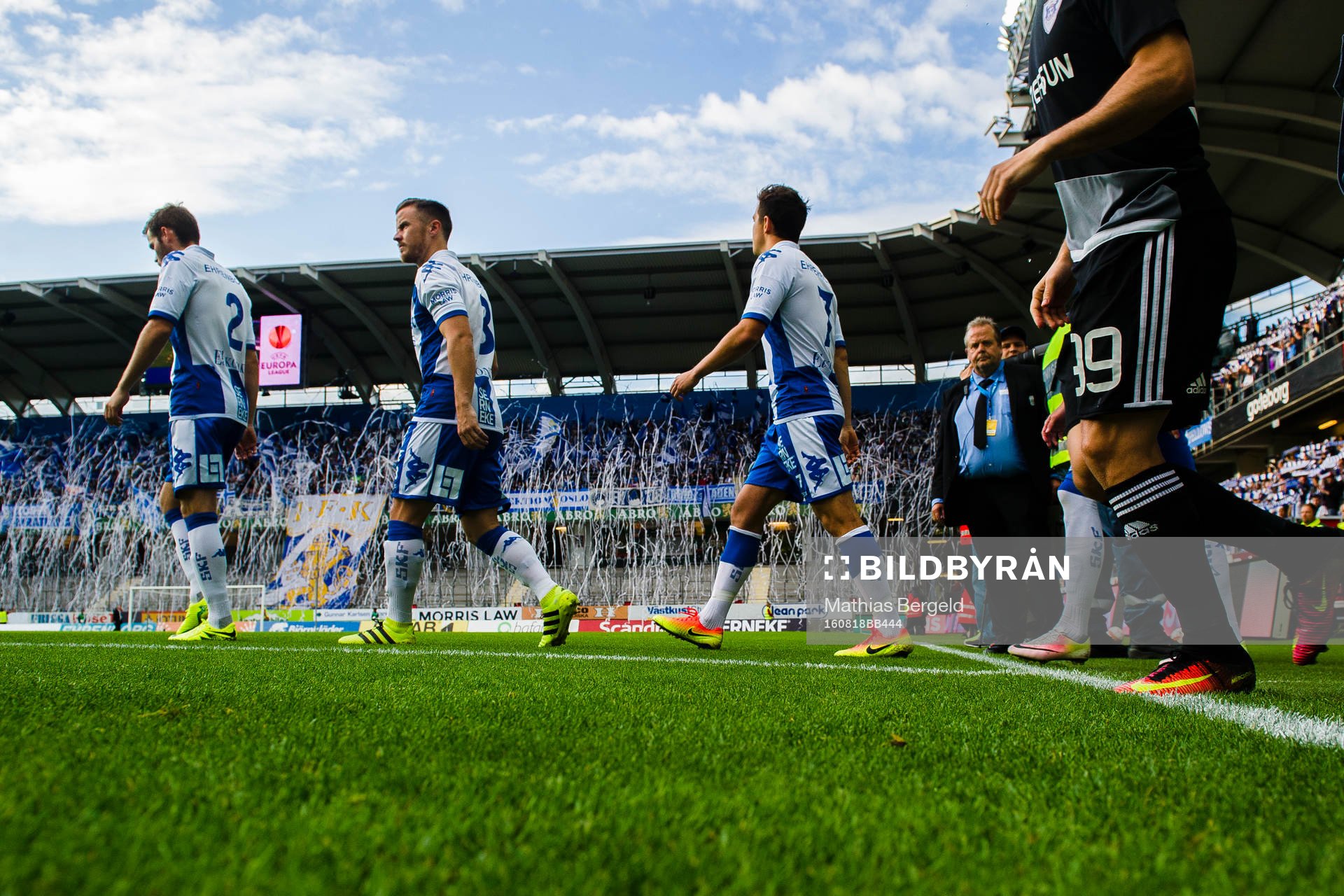 IFK Göteborgs spelare går in på plan