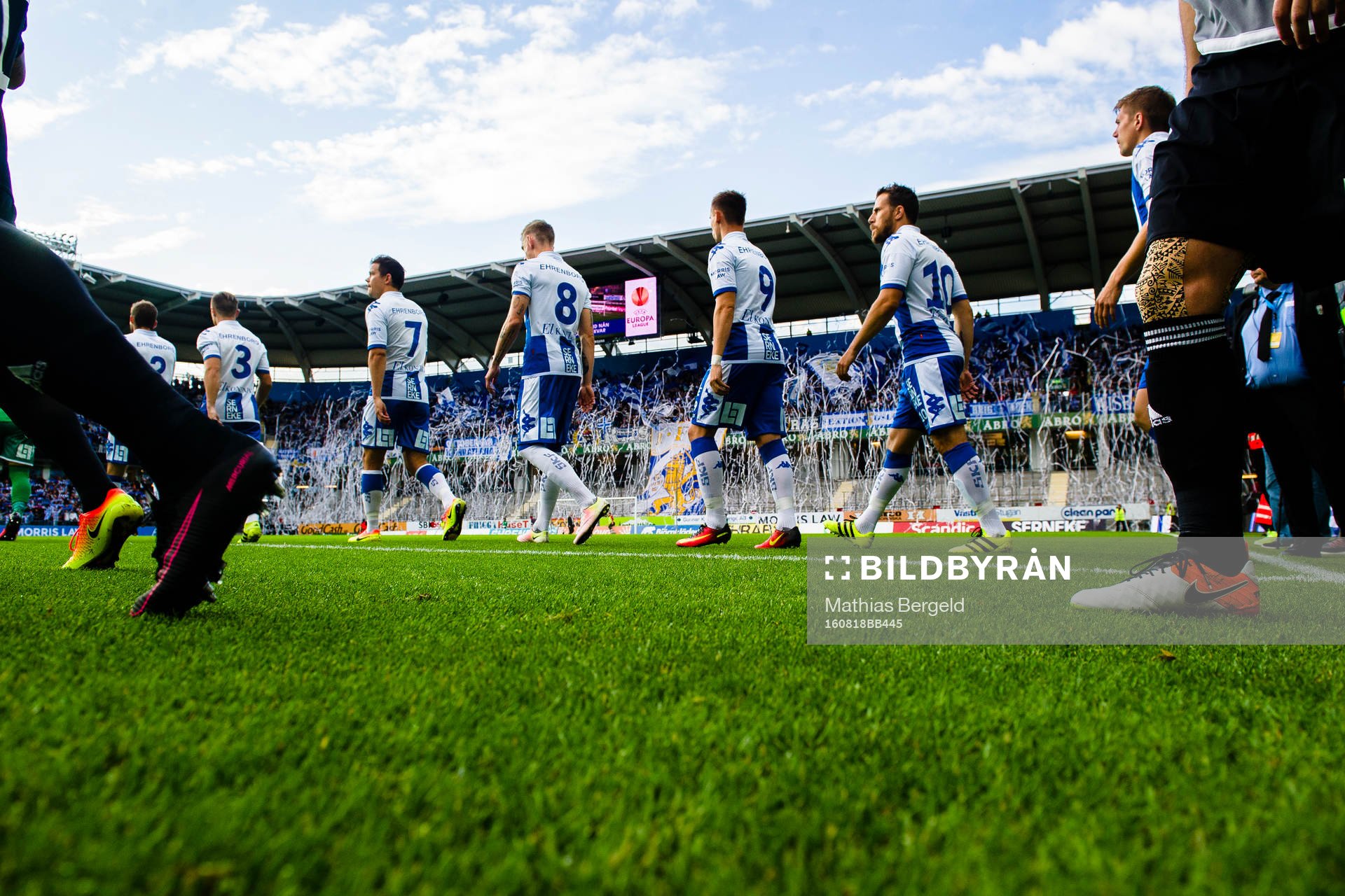 IFK Göteborgs spelare går in på plan