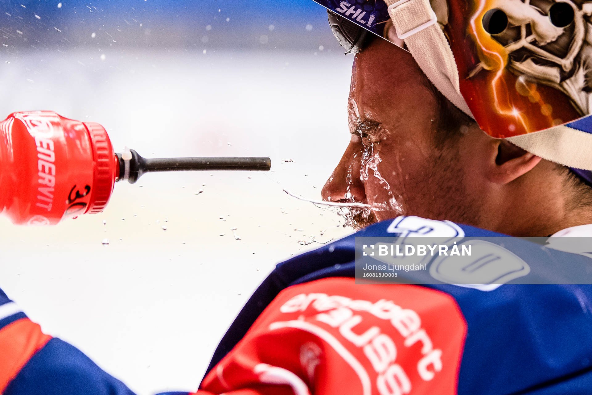 Växjös målvakt Joacim Eriksson sprutar vatten i ansiktet