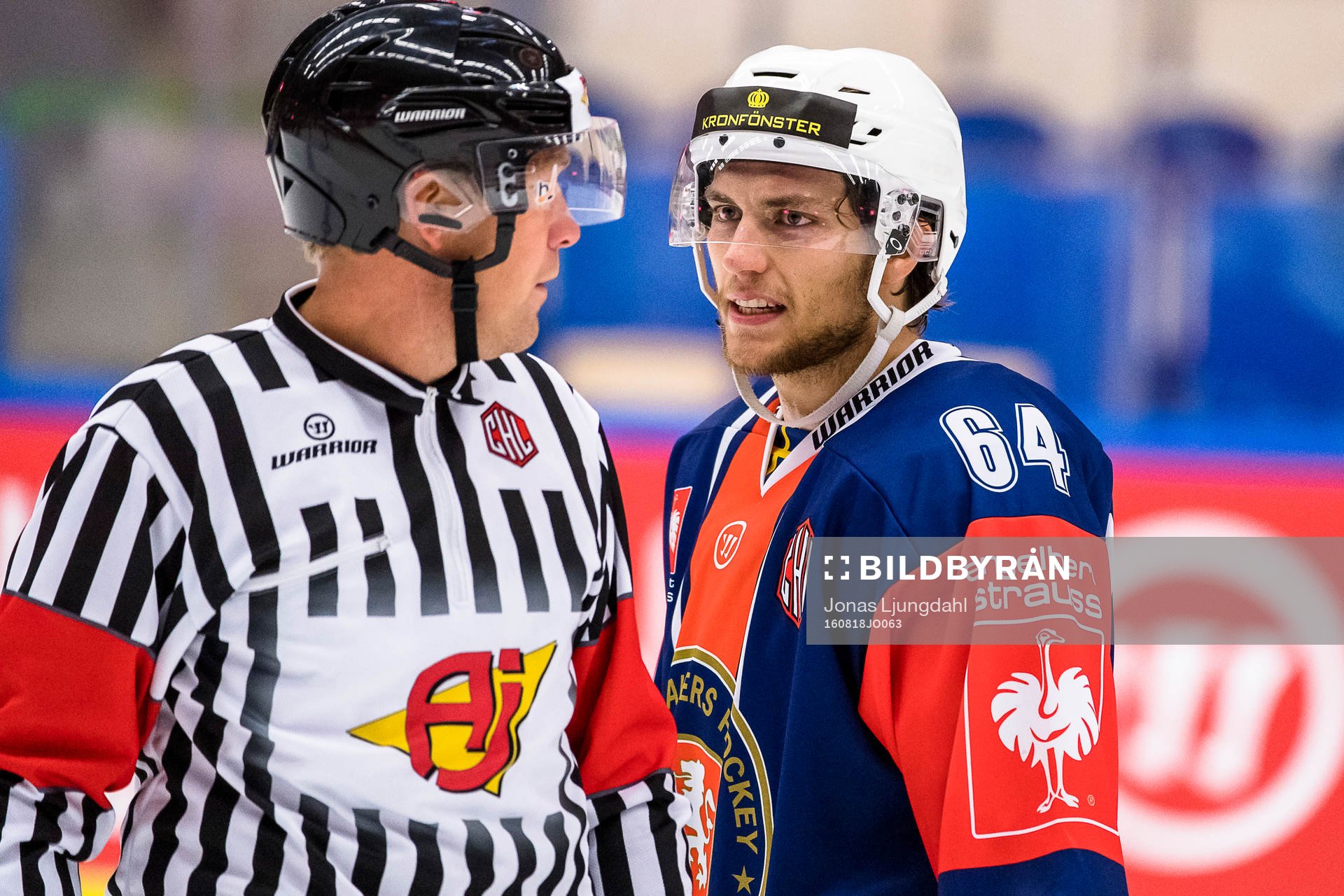 Växjös Eric Martinsson pratar med domare Morgan Johansson